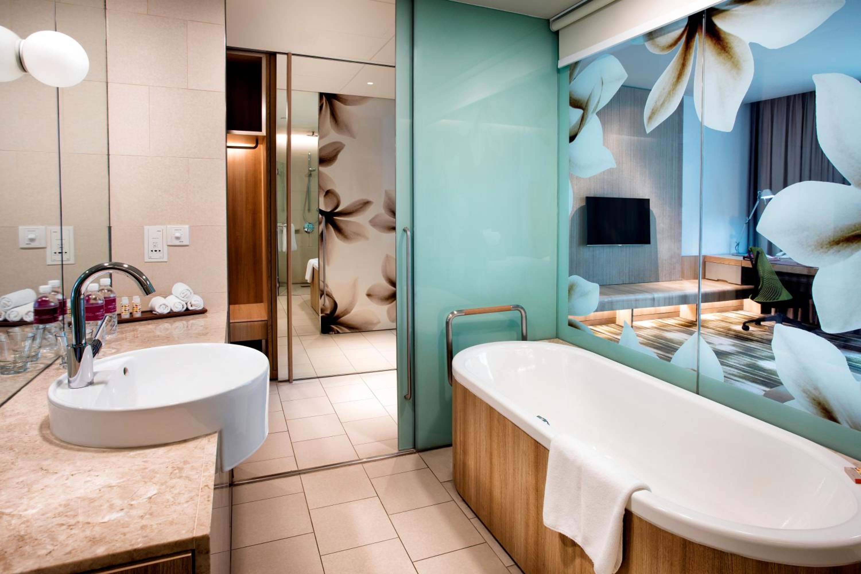 Standard King Room with Pool View - High Floor photo 2