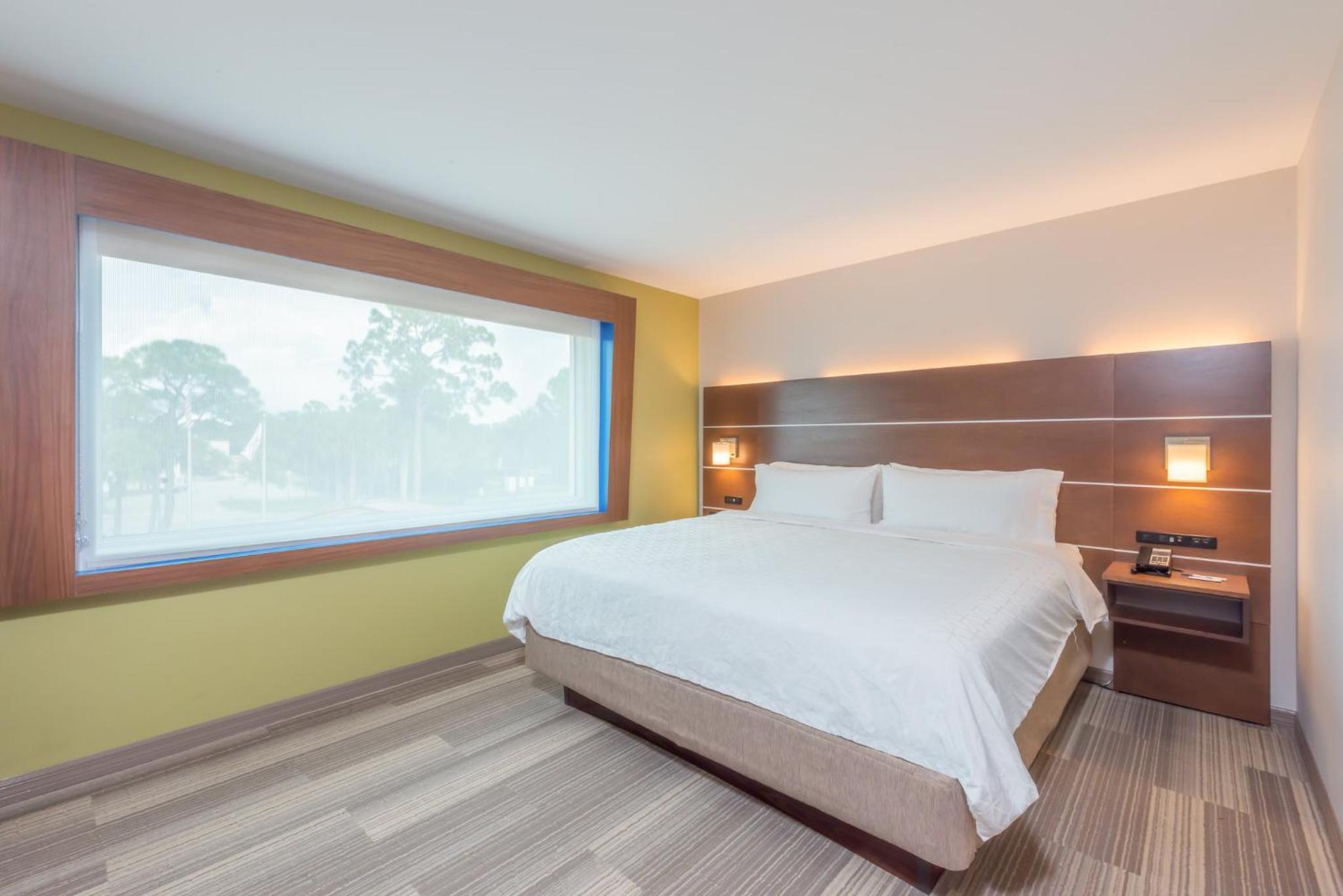 One-Bedroom Suite - Photo 3