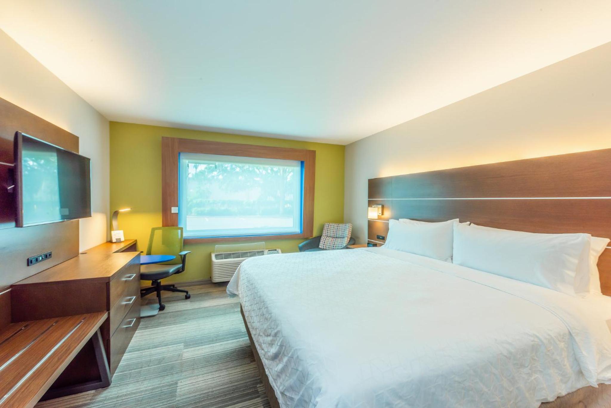 Standard King Room with Mobility Accessible Tub - Photo 5