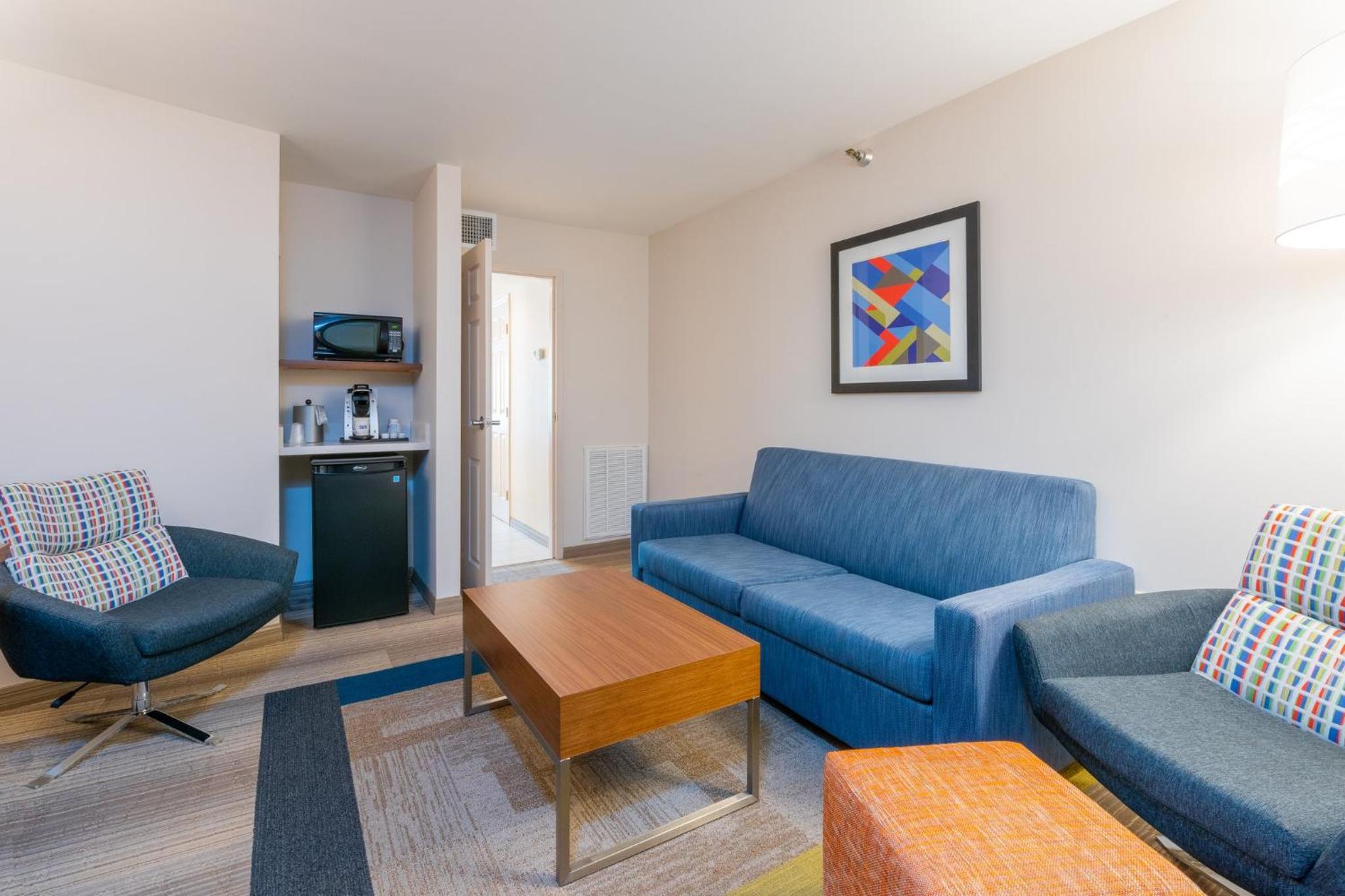 One-Bedroom Suite - Photo 7