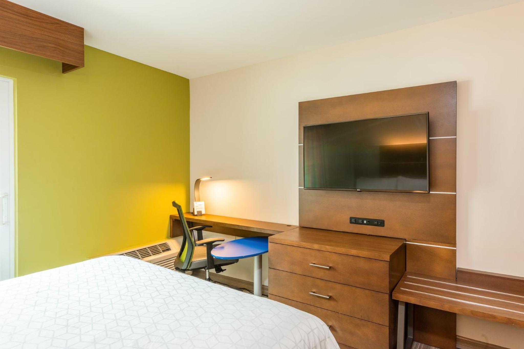 Standard Room with Two Queen Beds - Photo 4