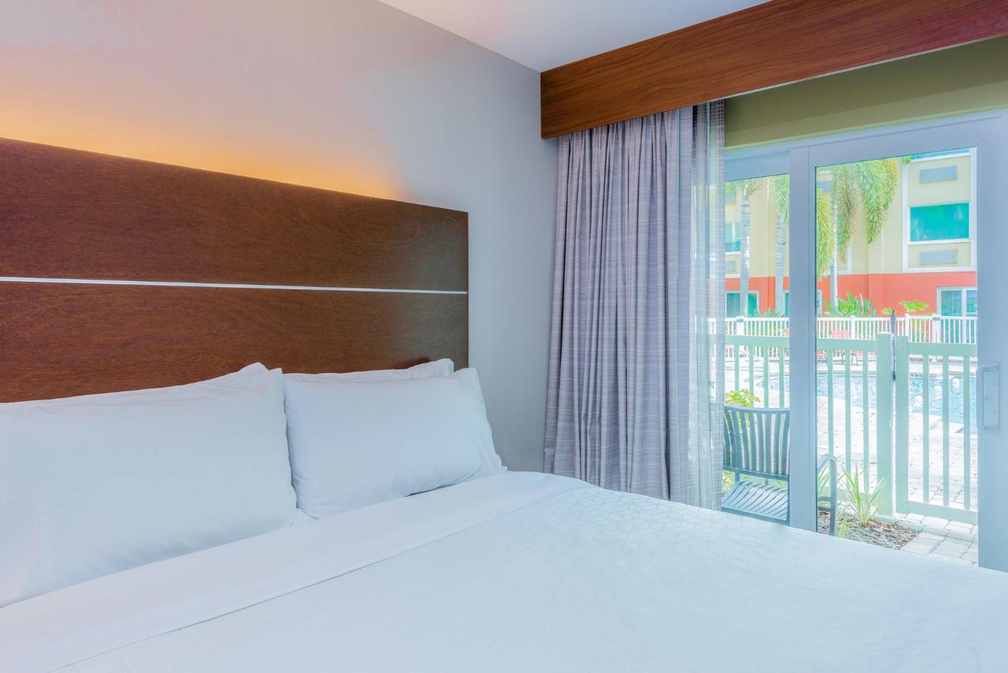 Standard Queen Room with Pool Access - Photo 2