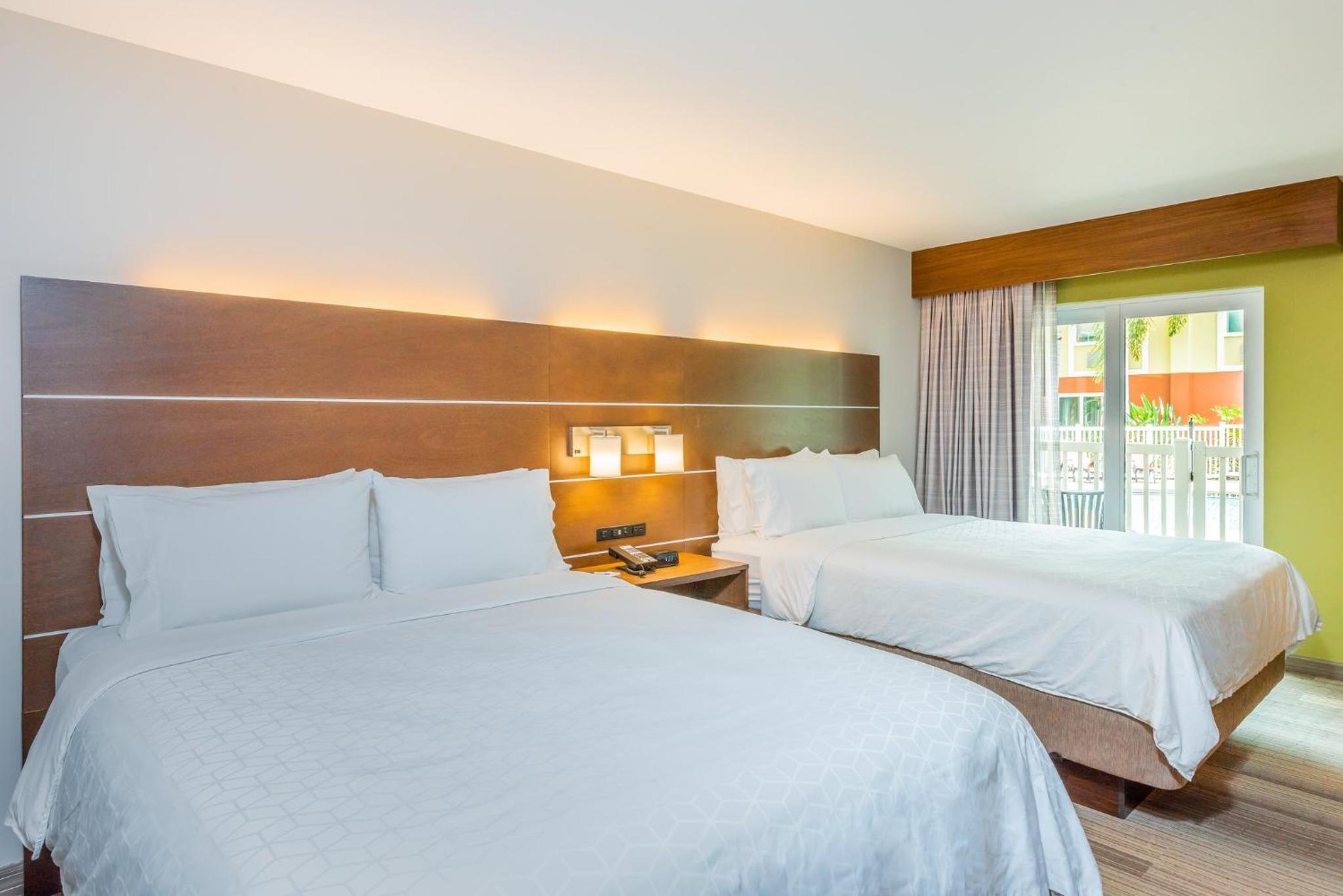 Standard Room with Two Queen Beds - Photo 2