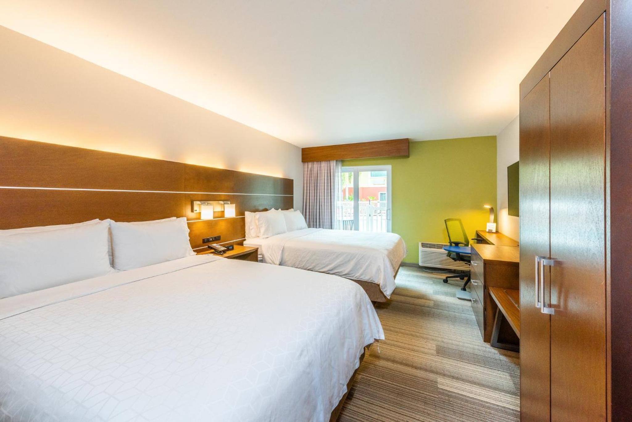 Standard Queen Room with Pool Access - Photo 8