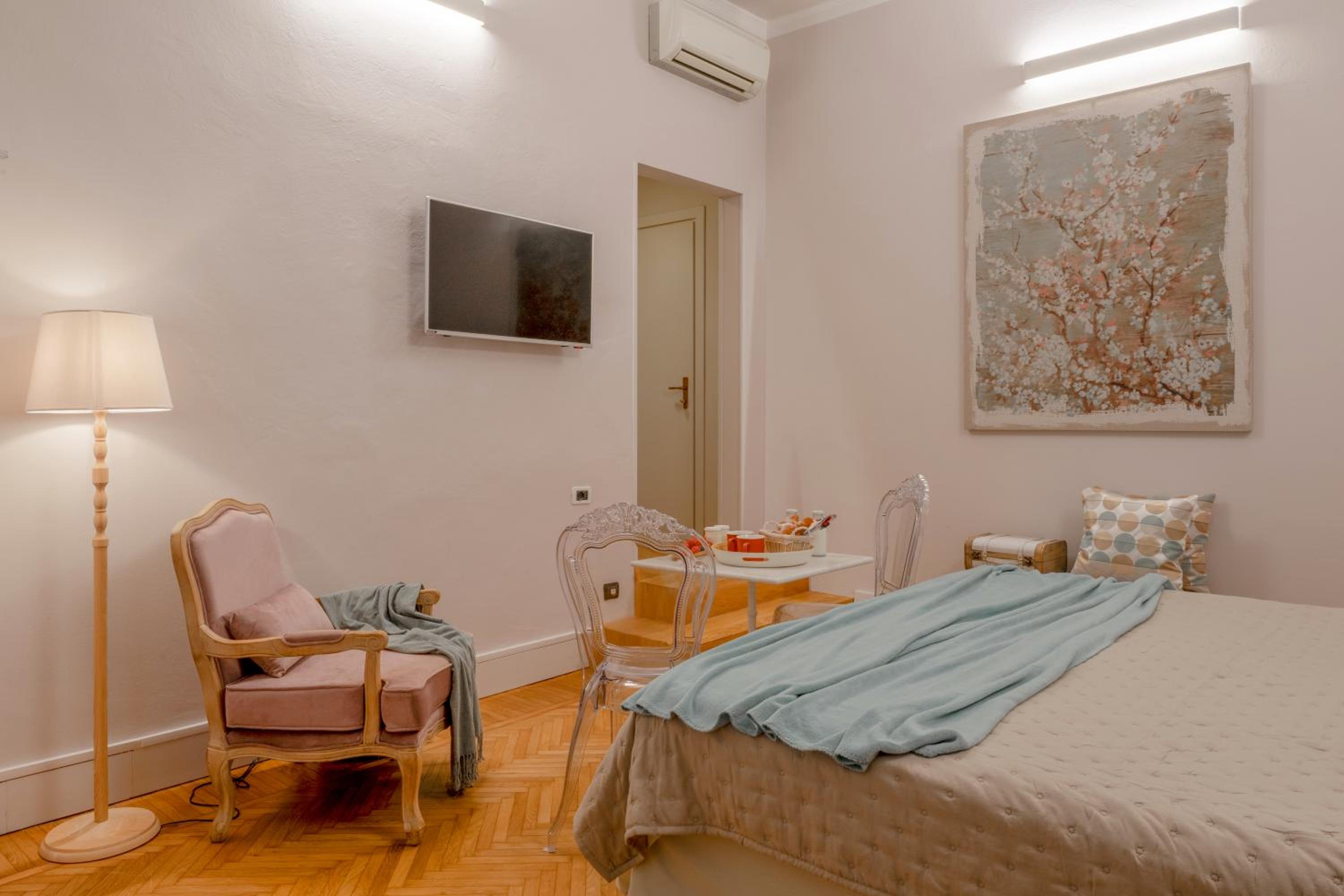 Large Double or Twin Room - Photo 9