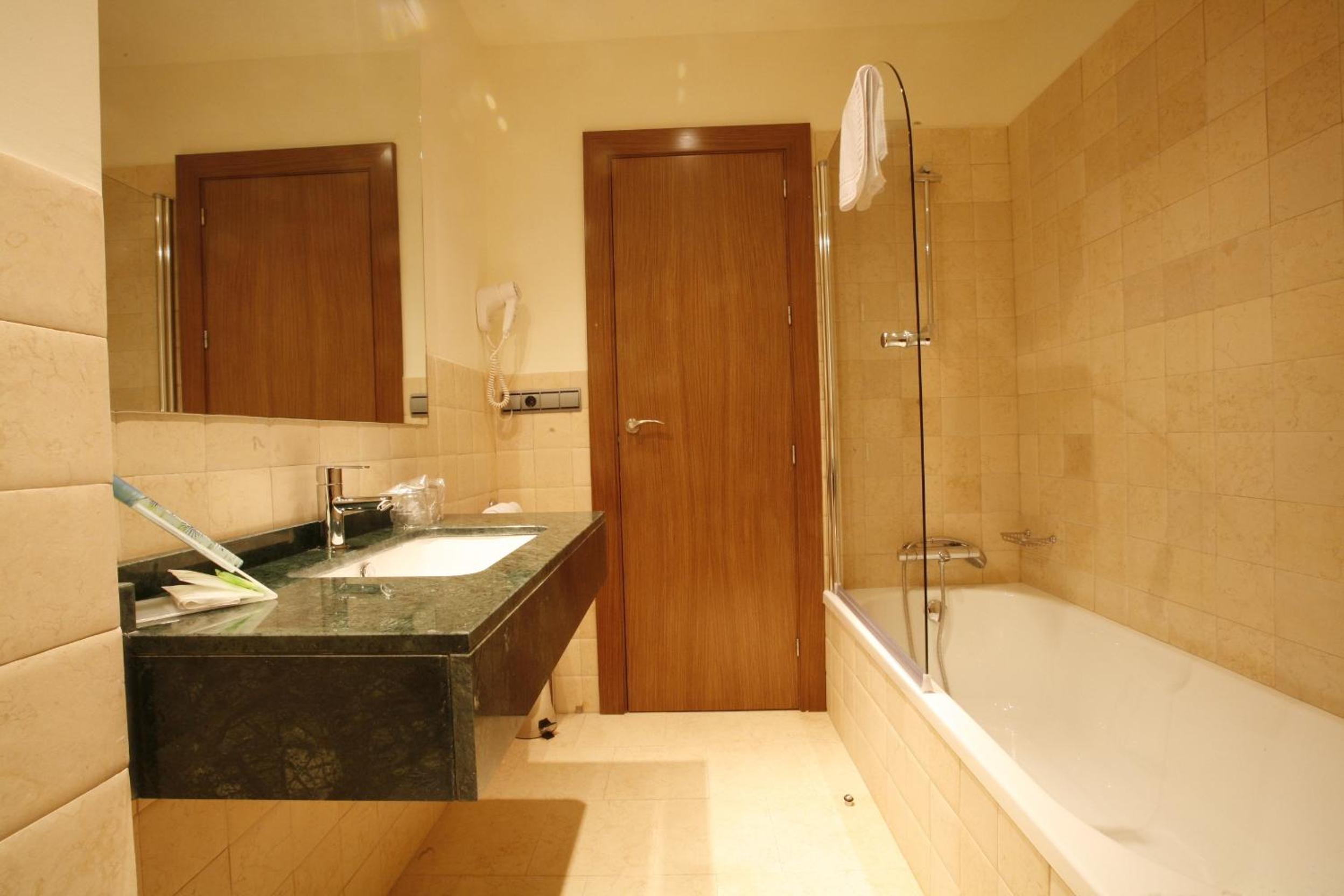 Double or Twin Room - Photo 13