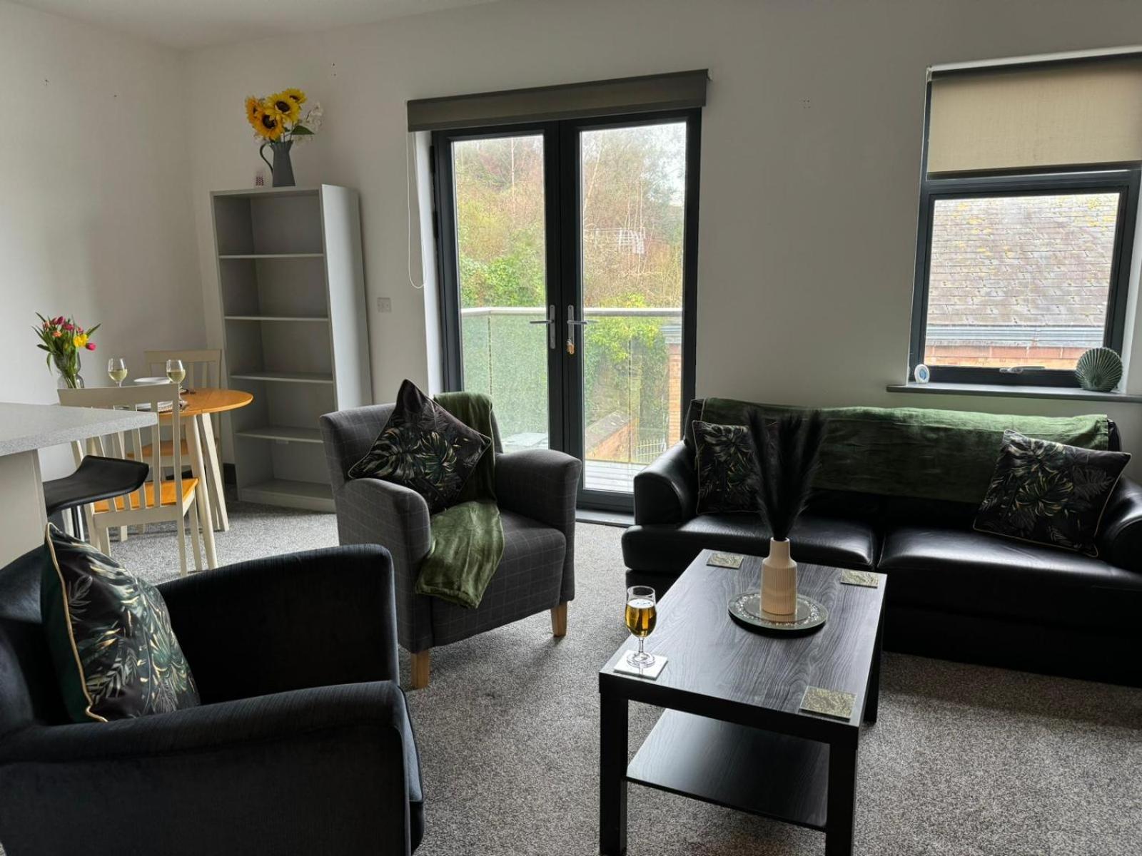 Two-Bedroom Apartment with Balcony and Sea View photo 2