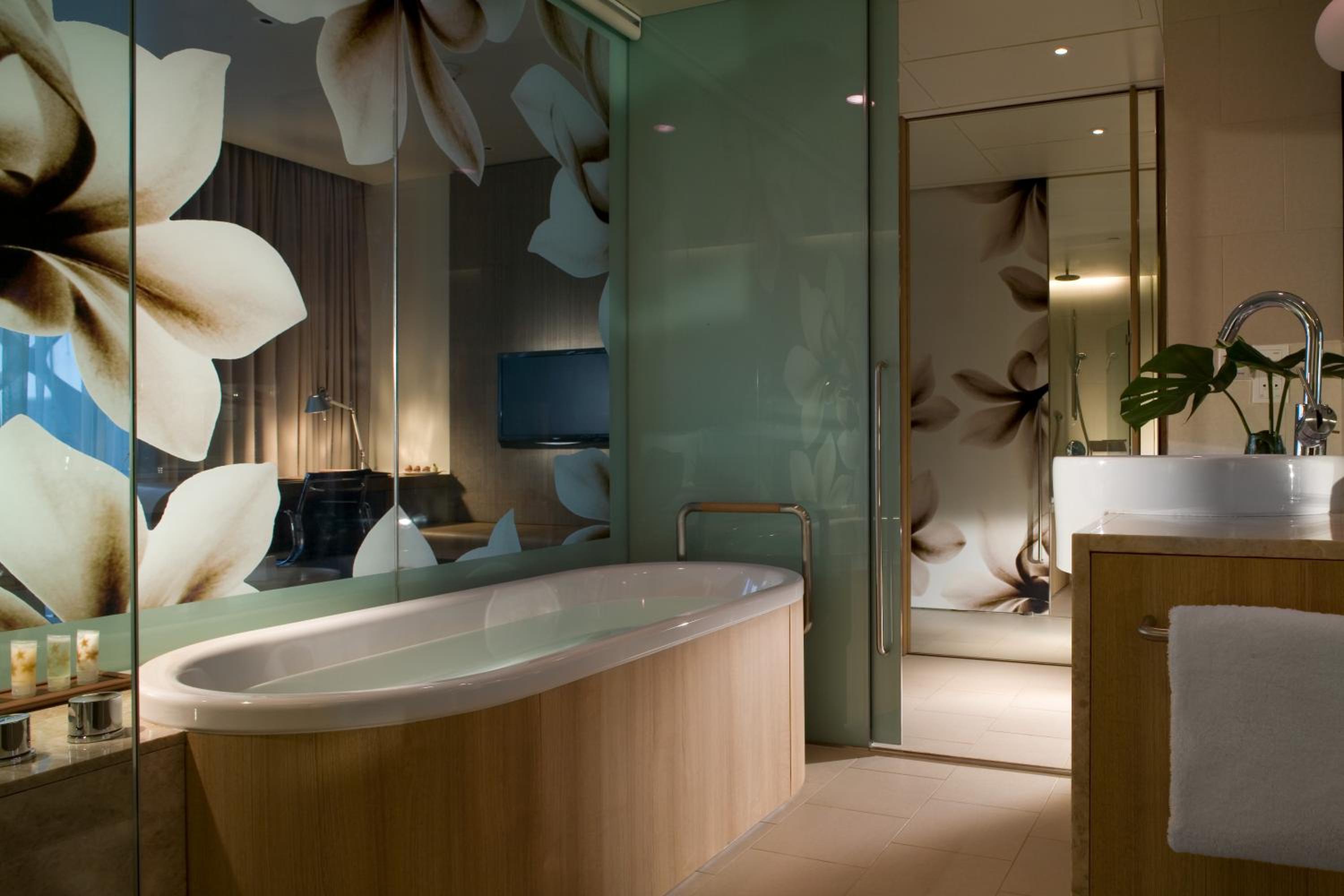 Standard King Room with Pool View - High Floor photo 3