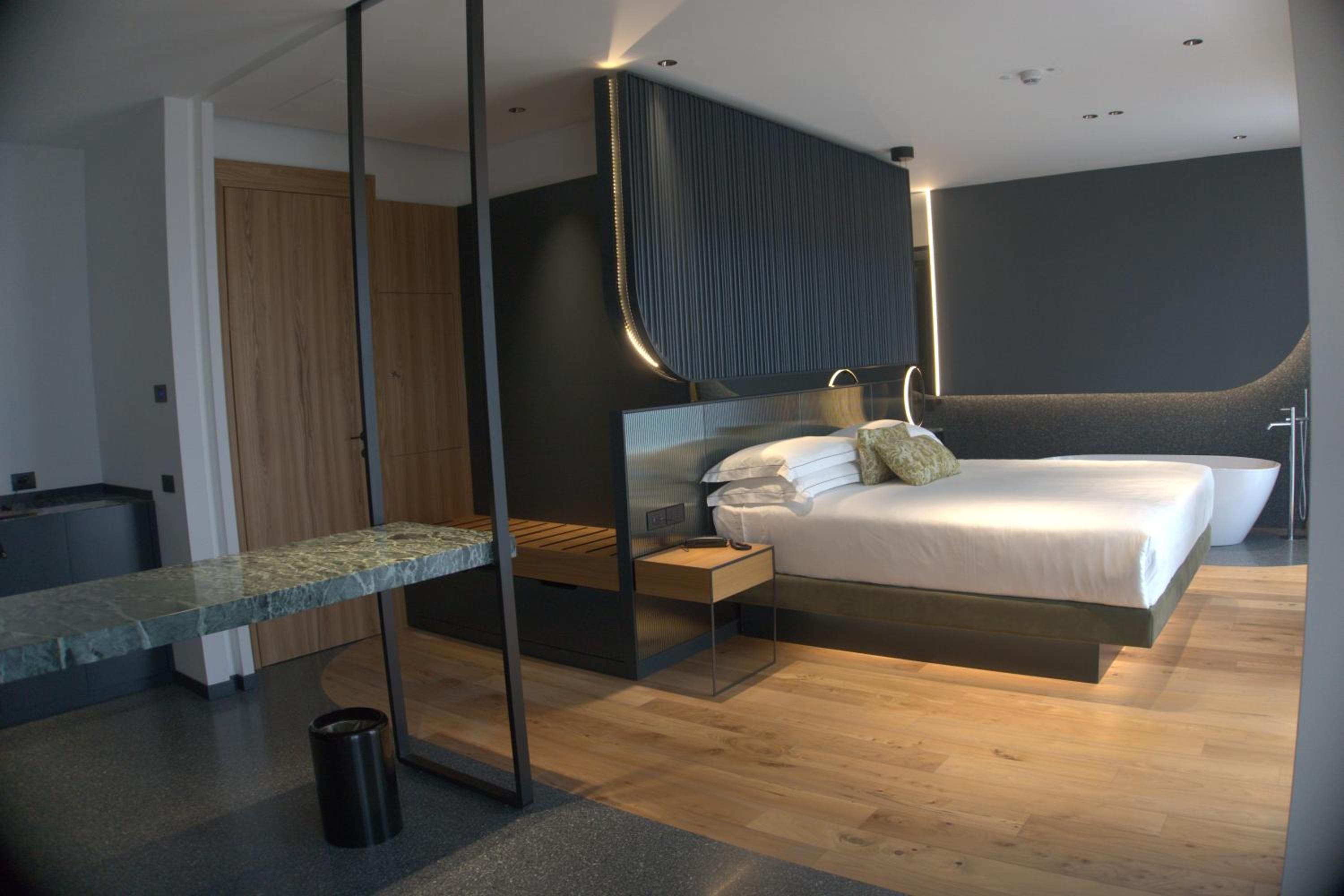 King Suite with Terrance and Lake View - Non-Smoking photo 3
