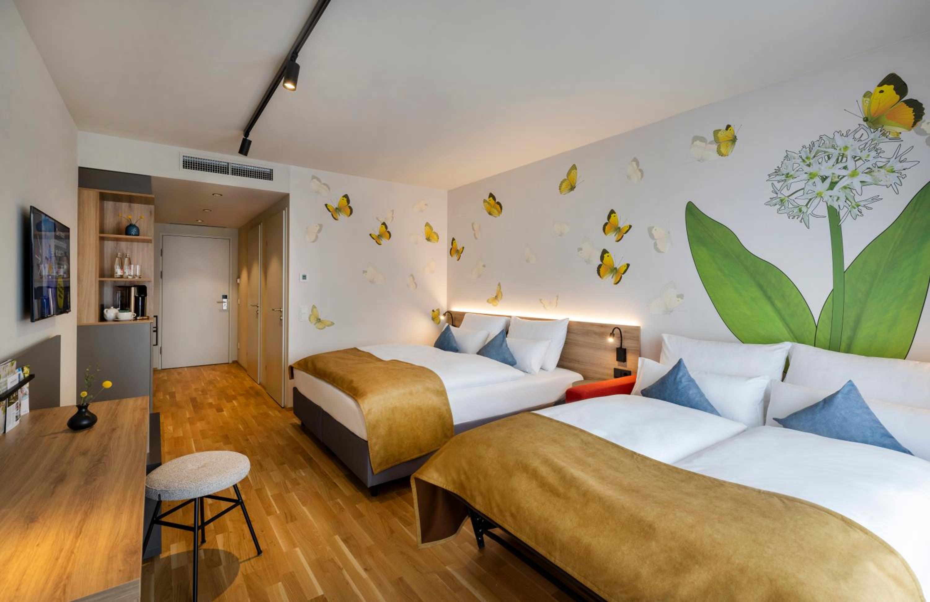 Quadruple Room with Balcony photo 3
