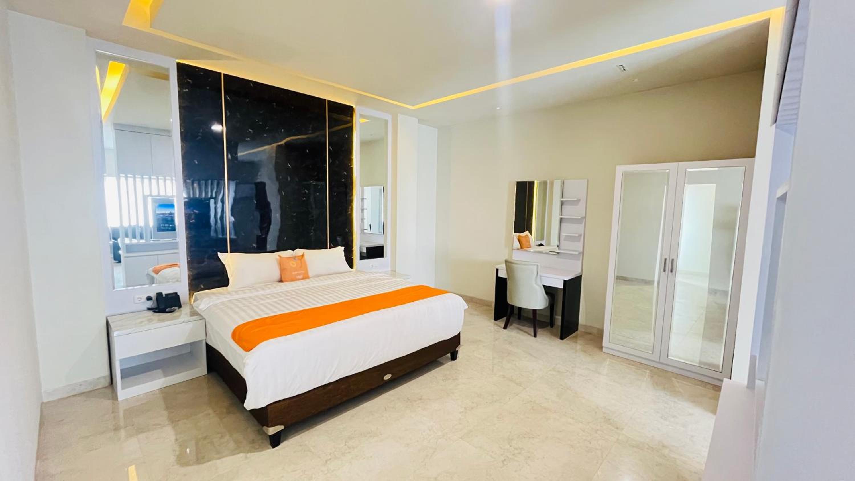 Suite - Photo 1