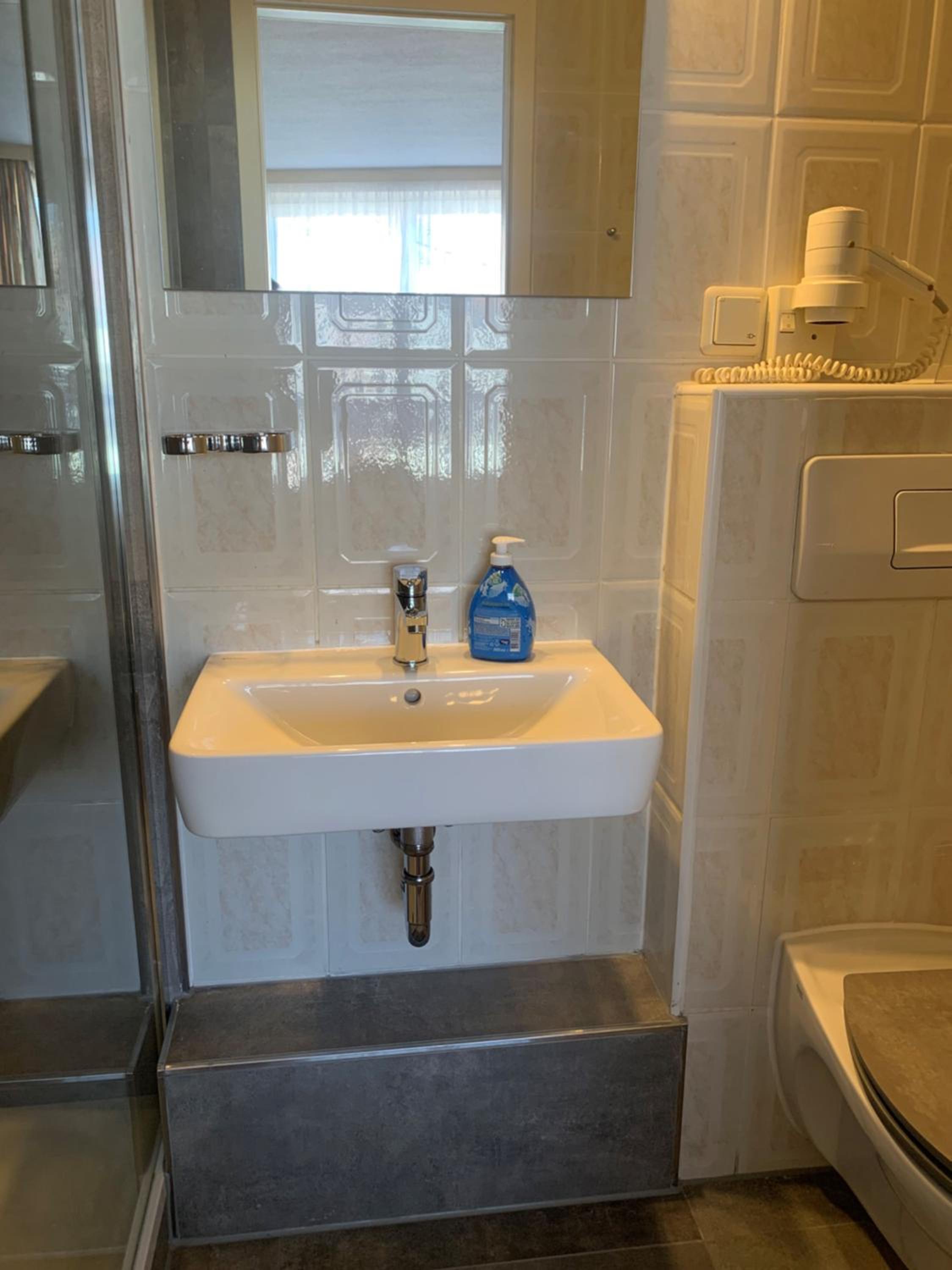 Double Room with Private Bathroom - Photo 19