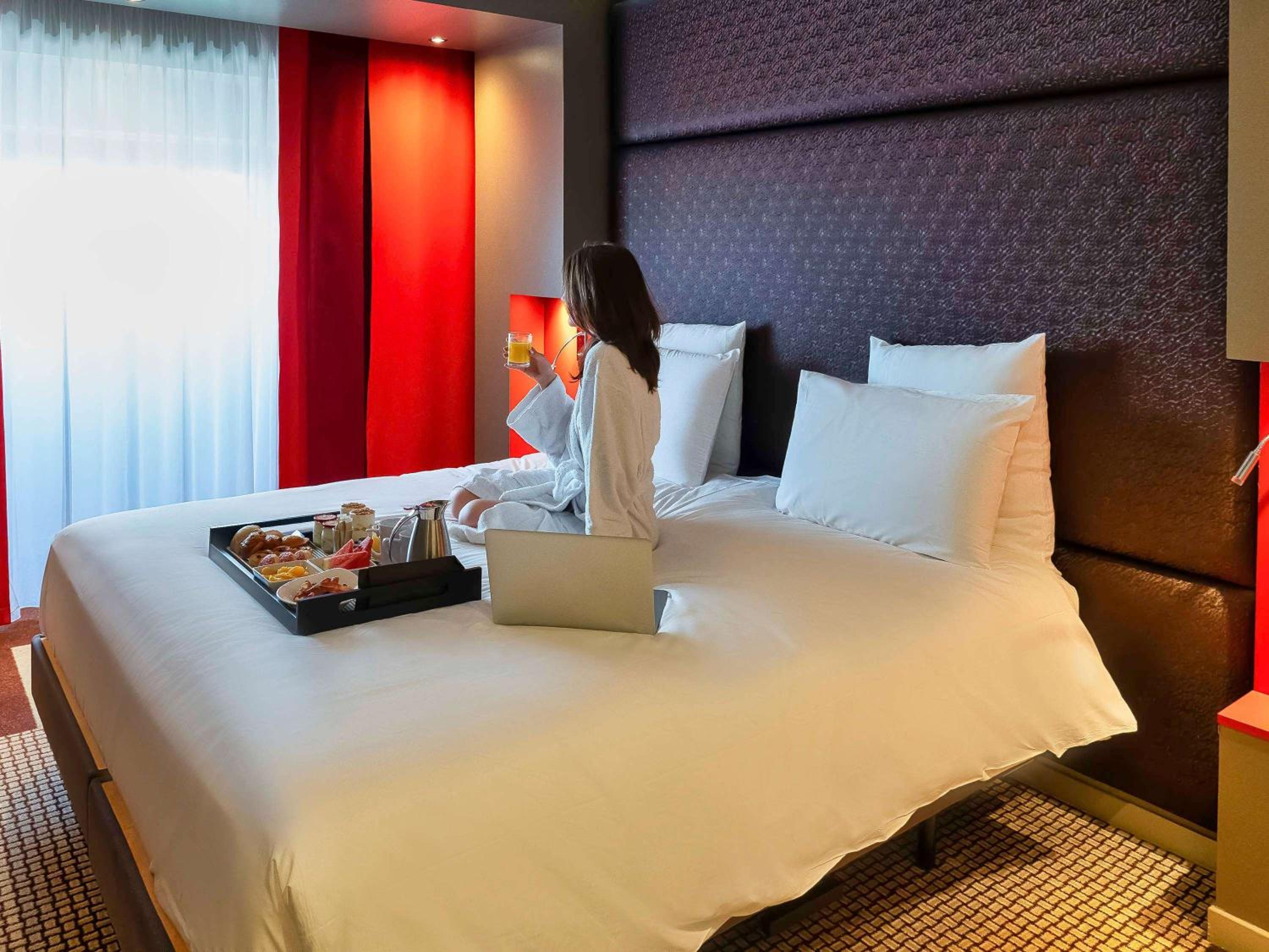Privilege Double Room with Eiffel Tower or Sacré-Coeur View thumbnail 5