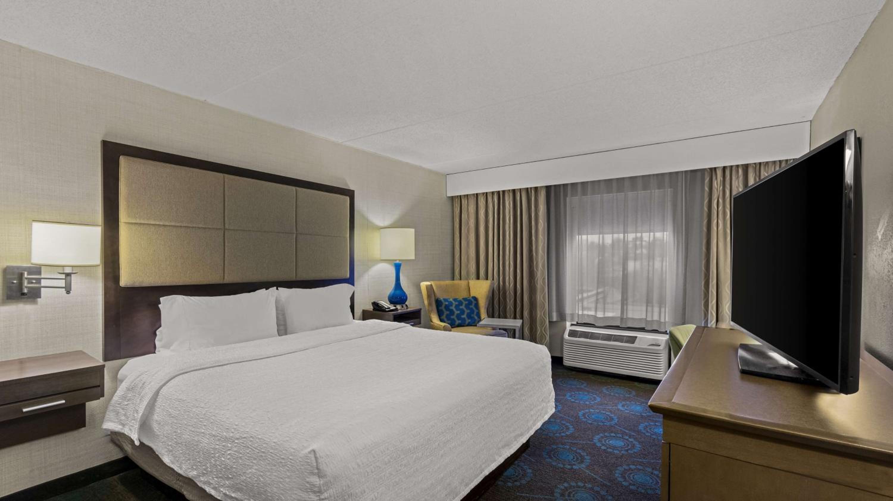 Deluxe King Room - Non-Smoking - Photo 1
