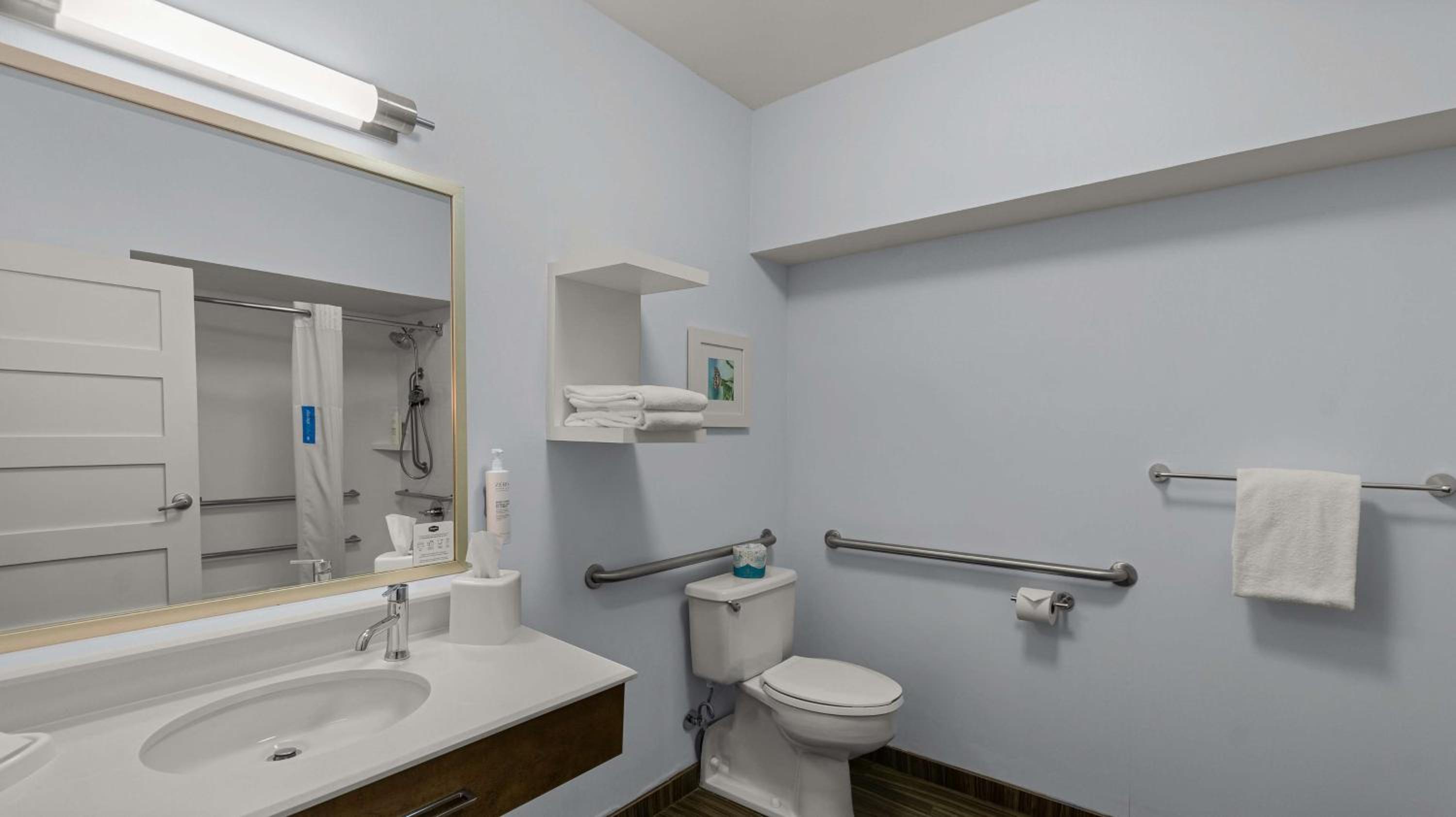 Queen Room with Mobility Access/Non-Smoking photo 2