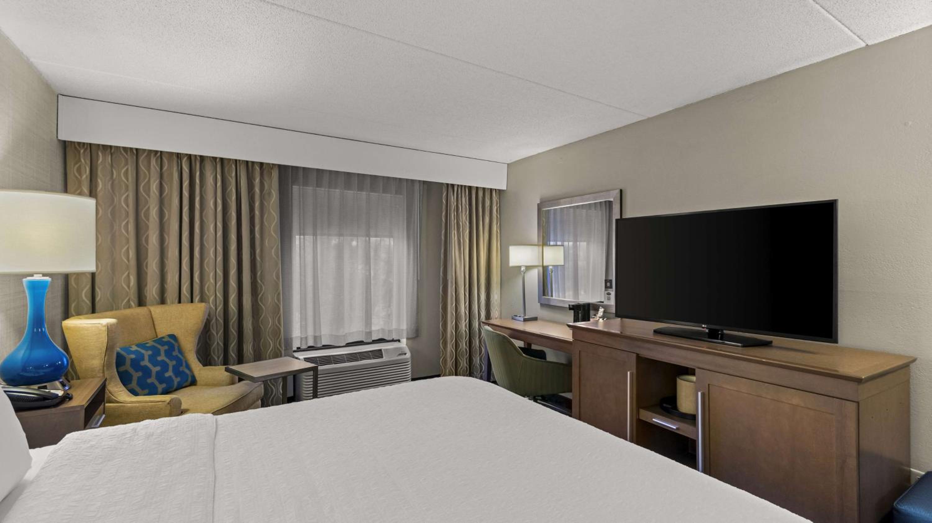 Deluxe King Room - Non-Smoking - Photo 2