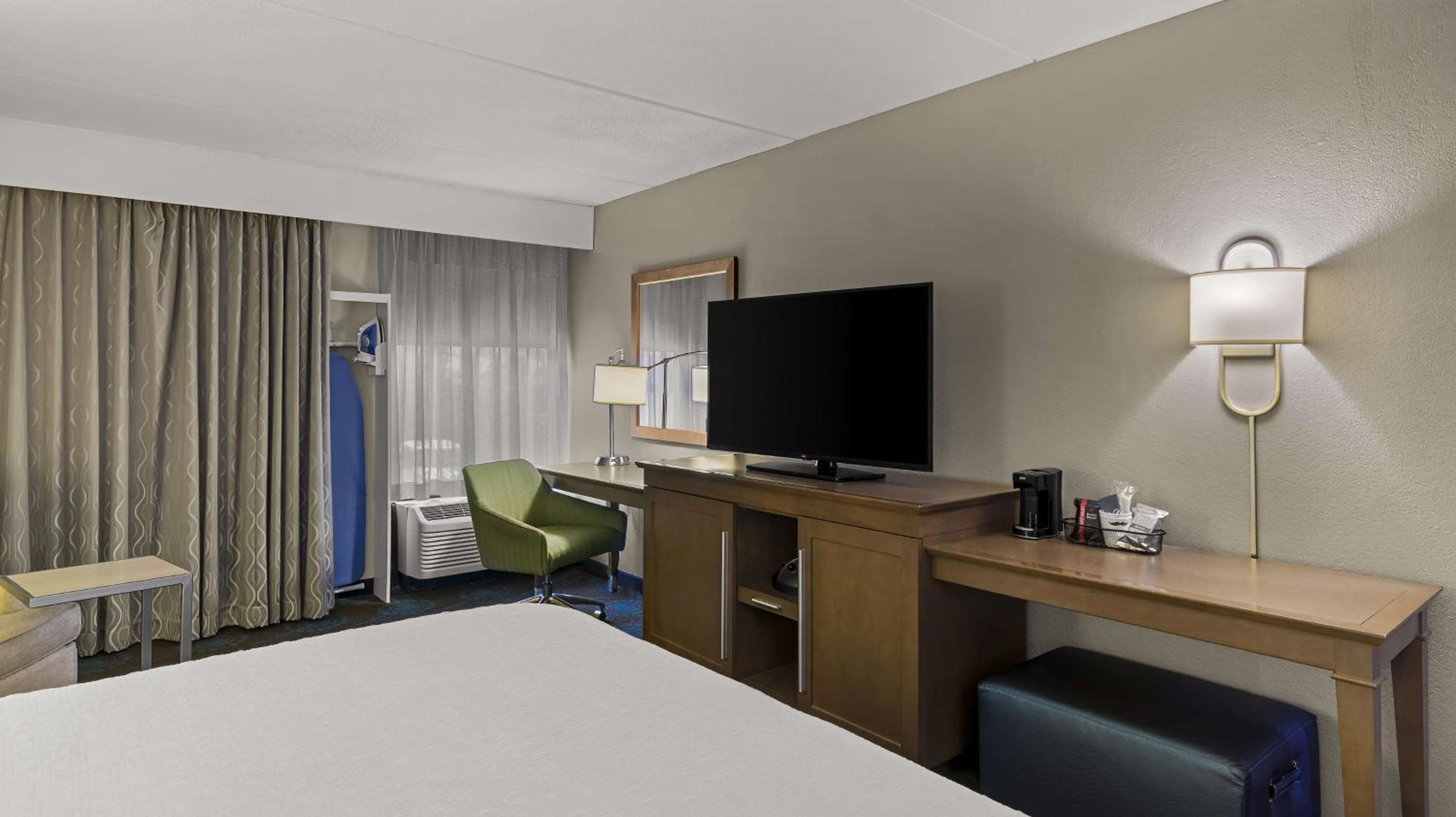King Room with King Bed - Non-Smoking - Photo 3