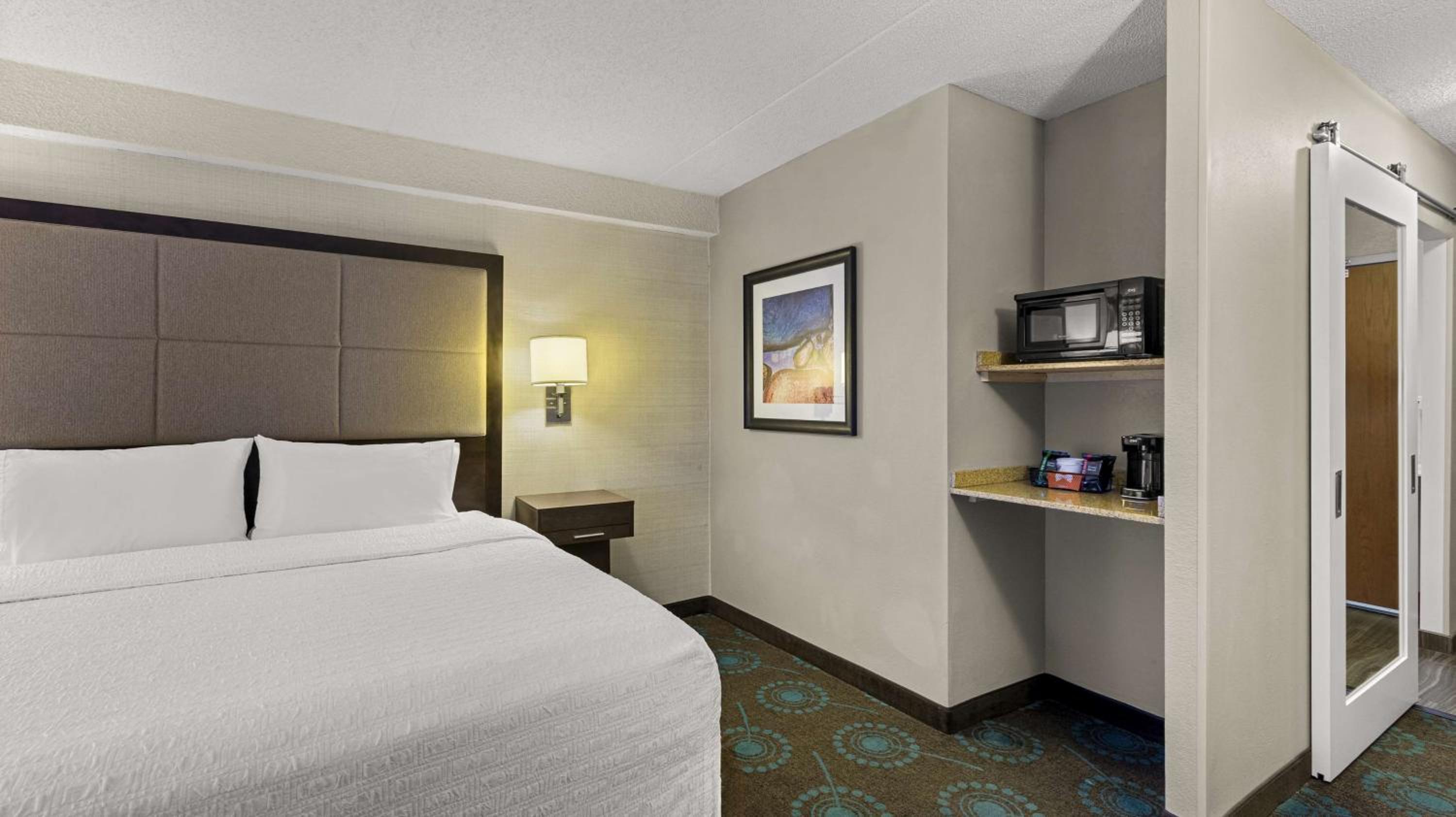 One-Bedroom King Suite - Non-Smoking - Photo 6