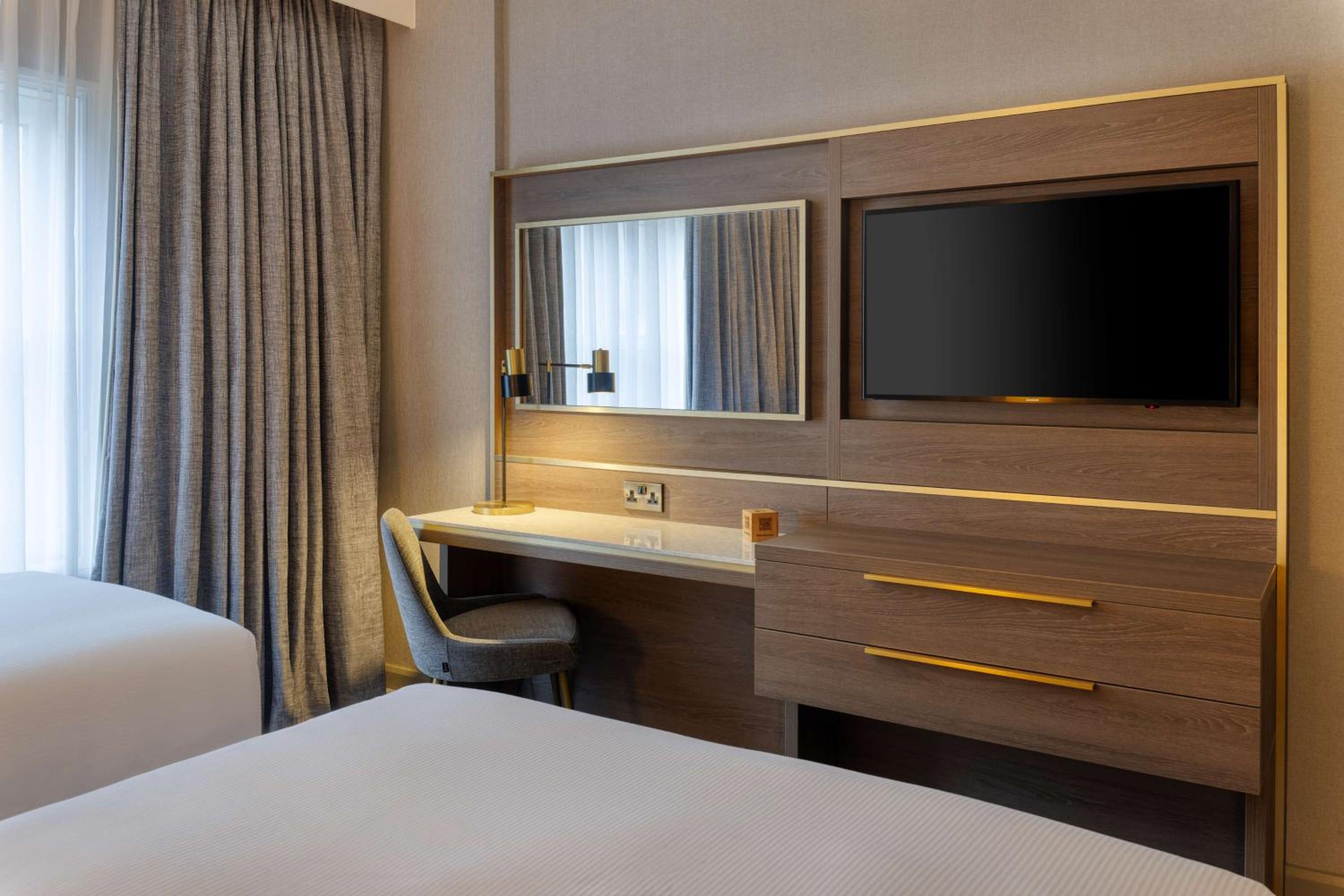 Superior Room with Double and Single Bed thumbnail 5