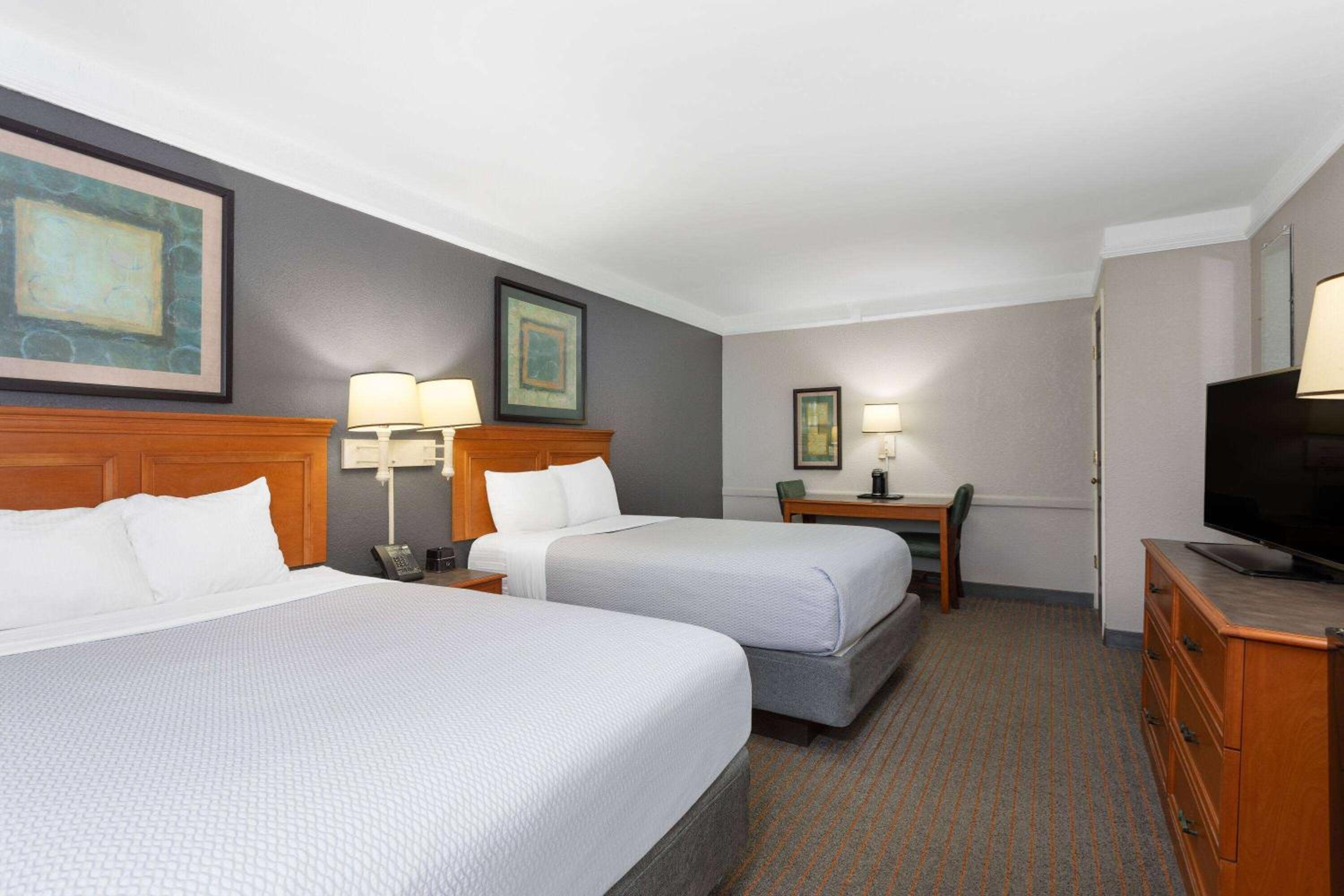 Double Room with Two Double Beds - Non-Smoking - Photo 4