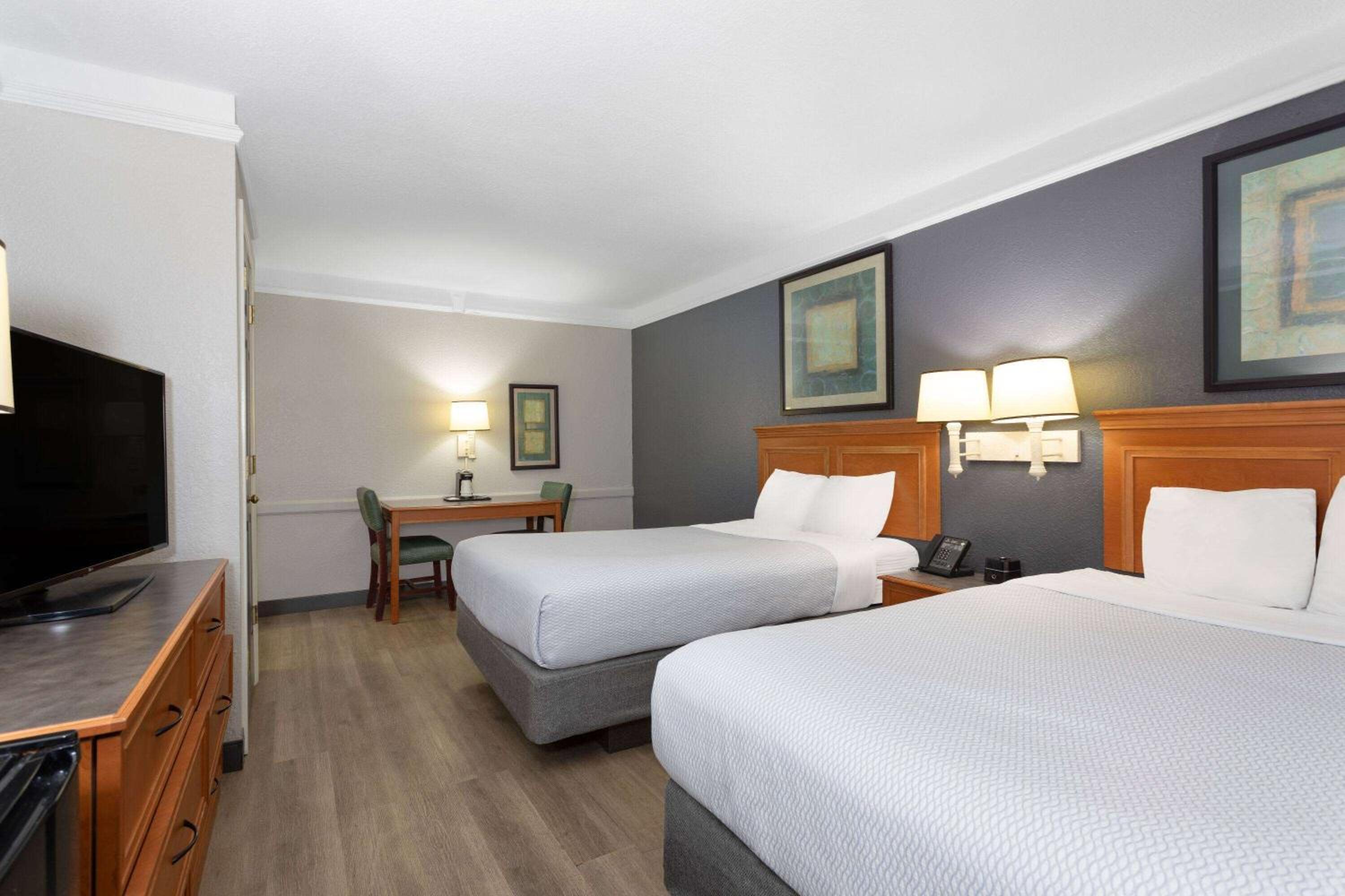 Double Room with Two Double Beds - Non-Smoking - Photo 2