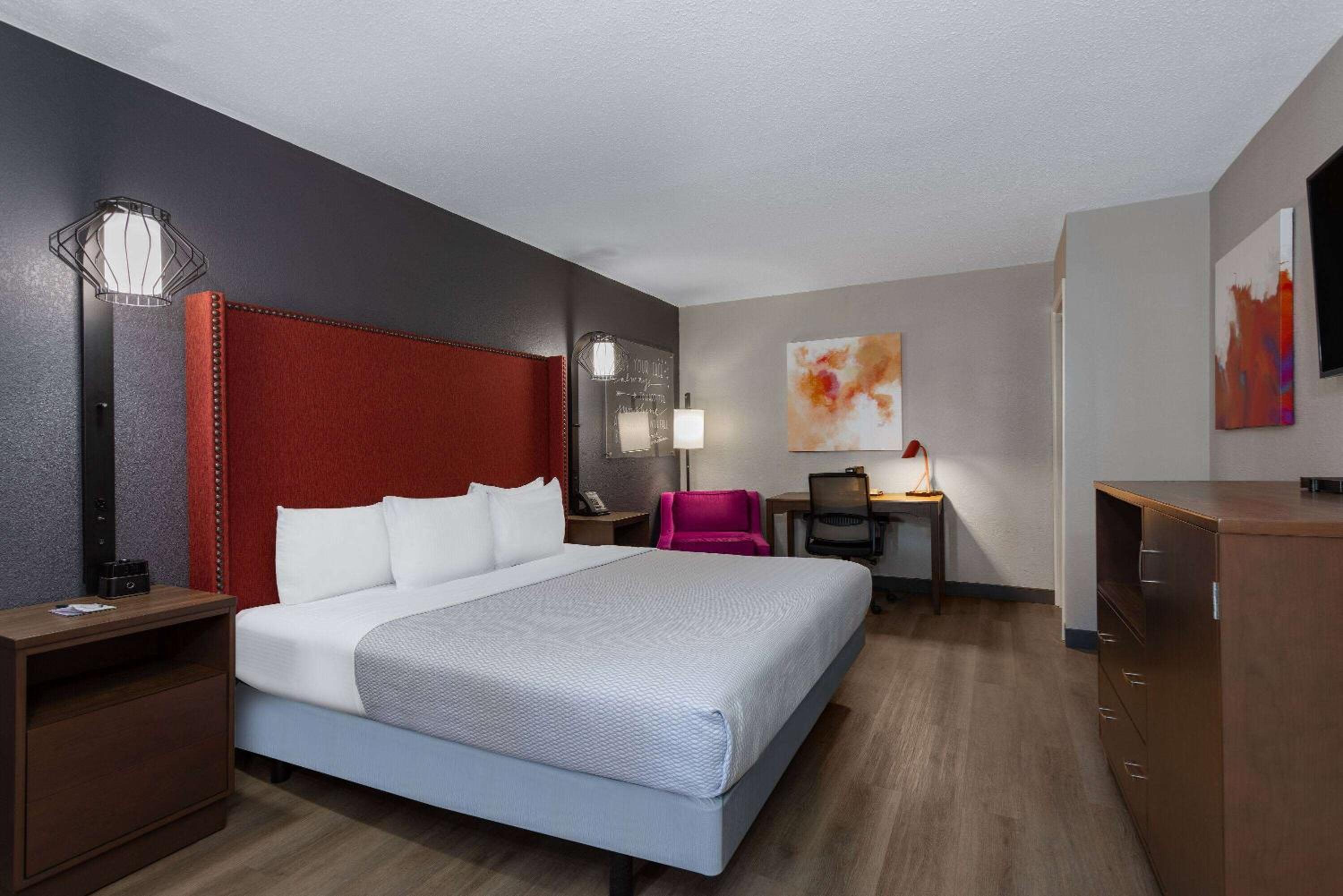 King Room - Non-Smoking - Photo 2