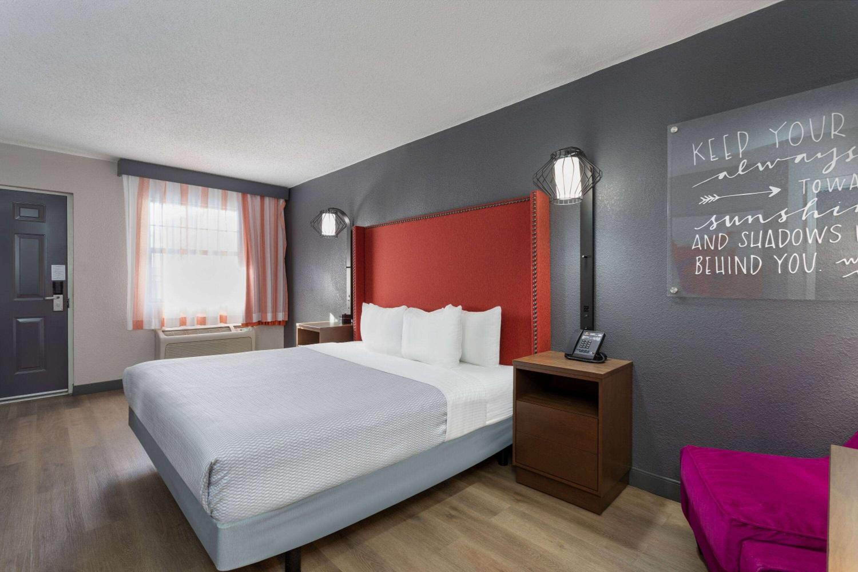 King Room - Non-Smoking - Photo 1
