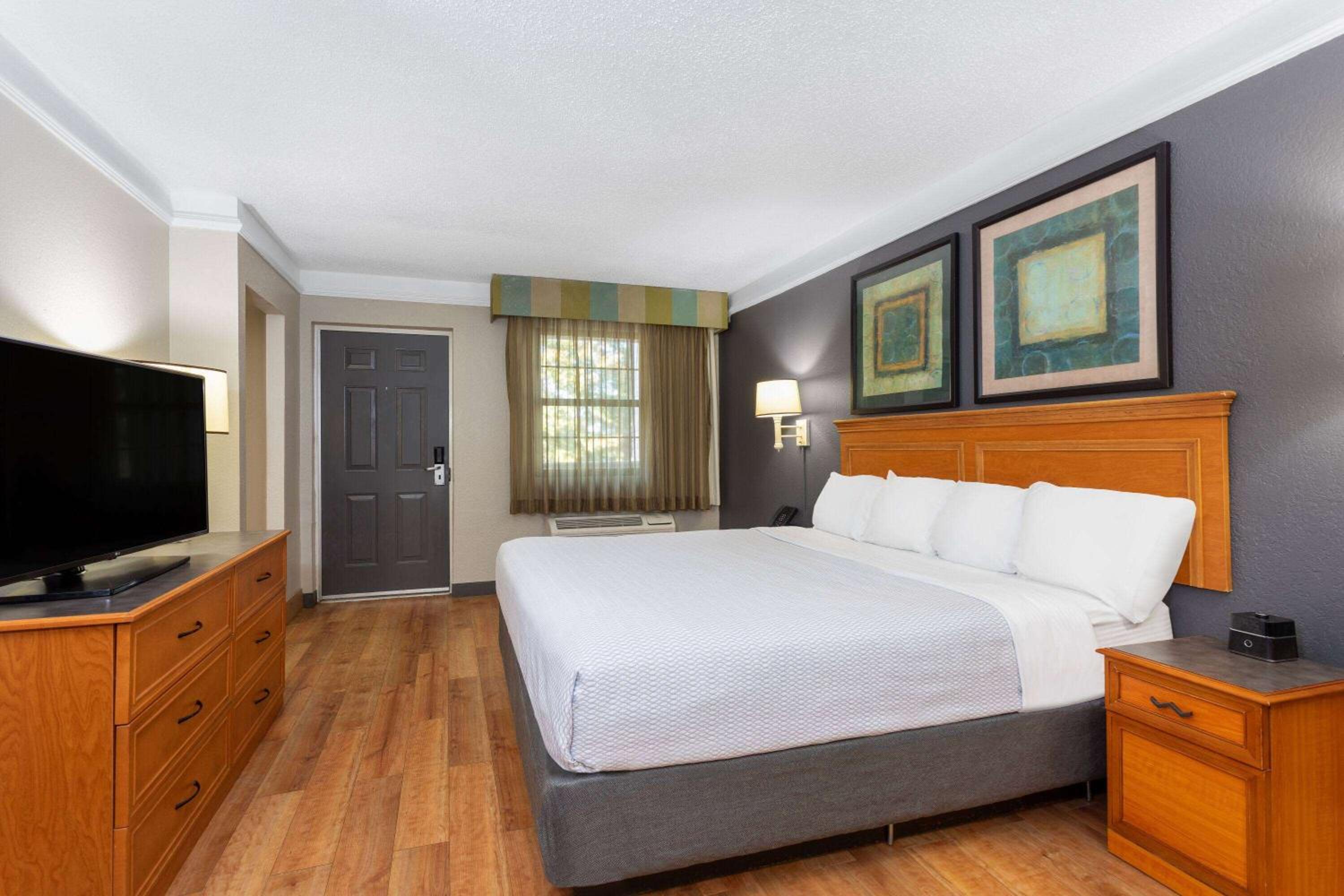 King Room - Non-Smoking - Photo 4