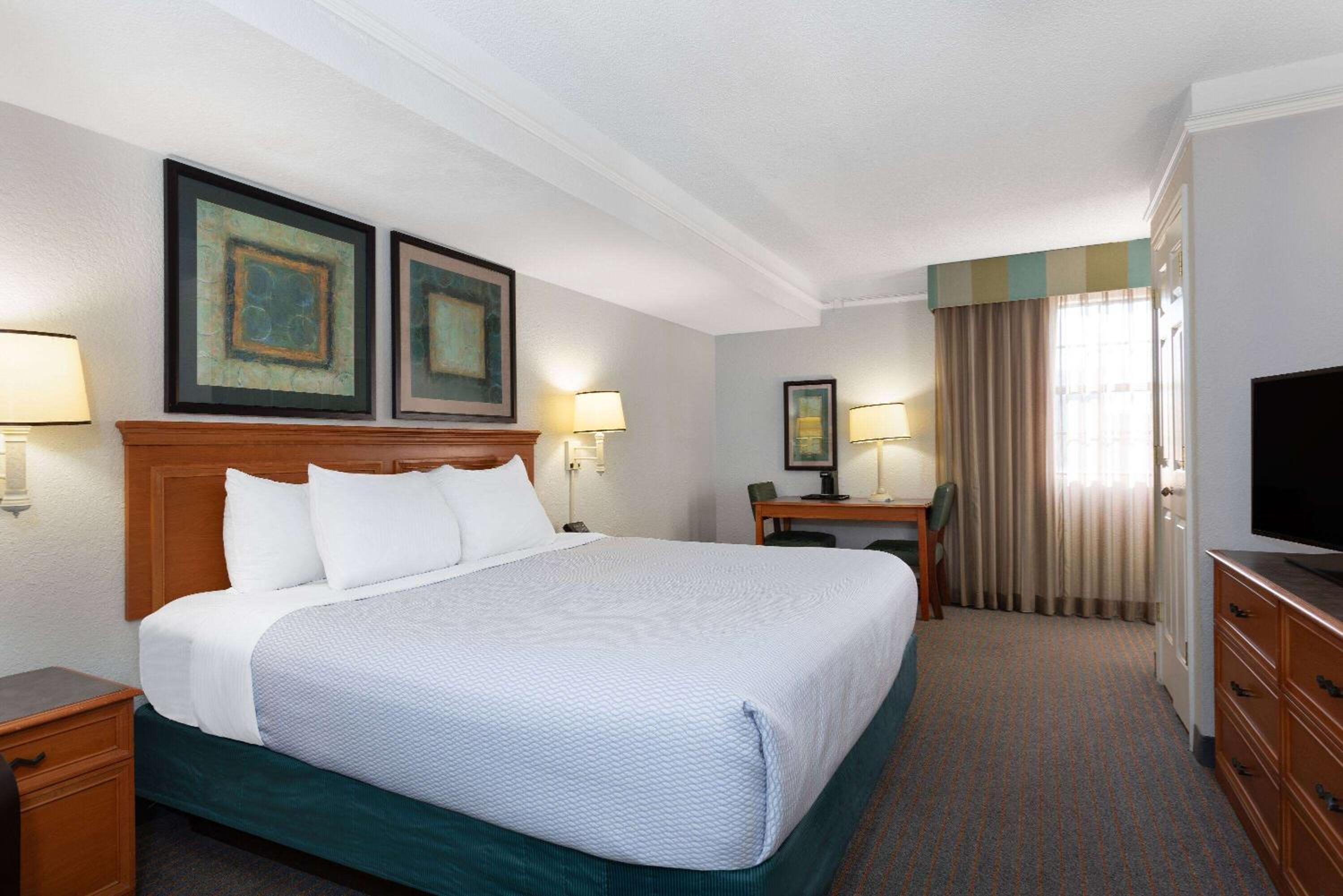 King Room - Non-Smoking - Photo 5