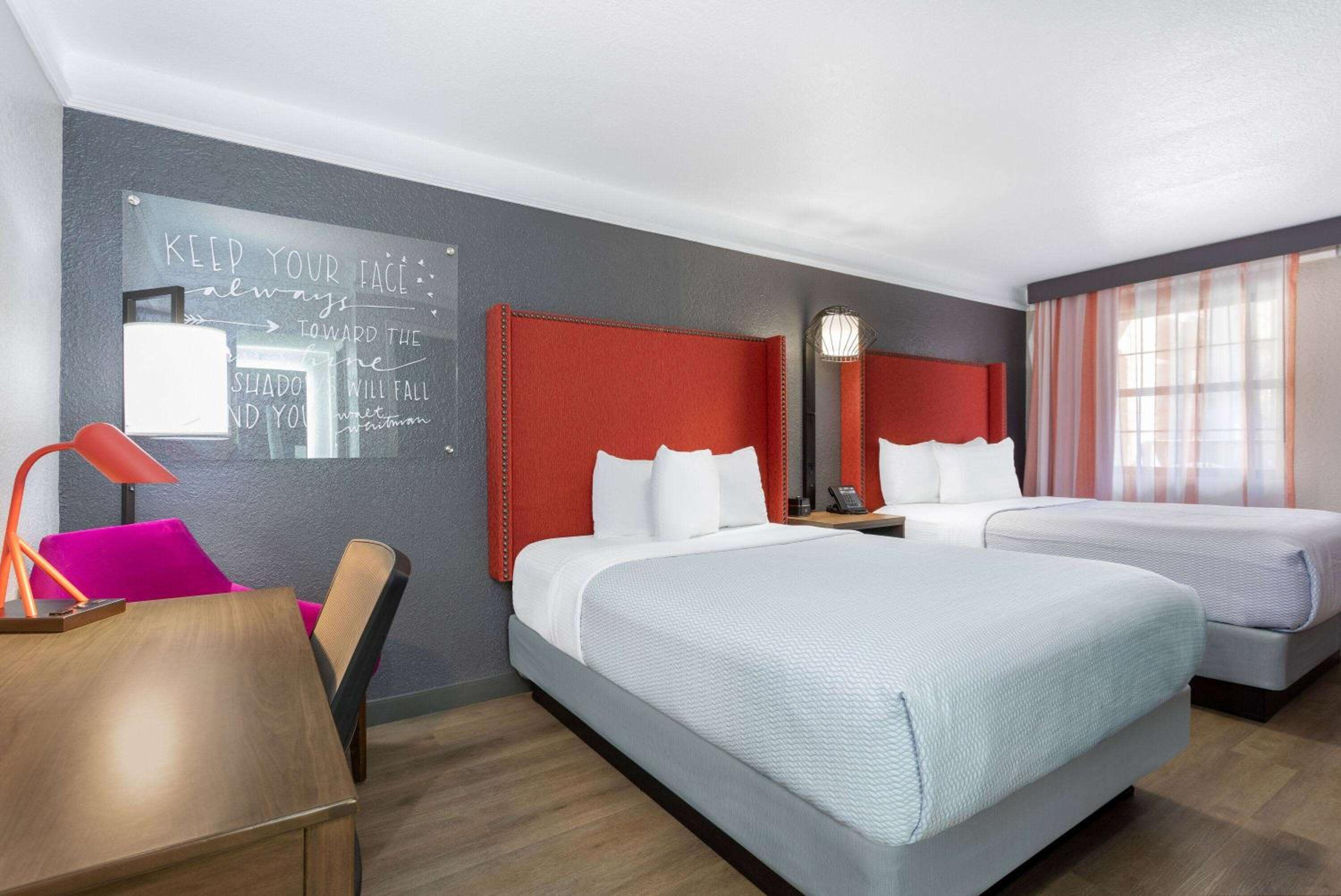Queen Room with Two Queen Beds - Non-Smoking - Photo 4