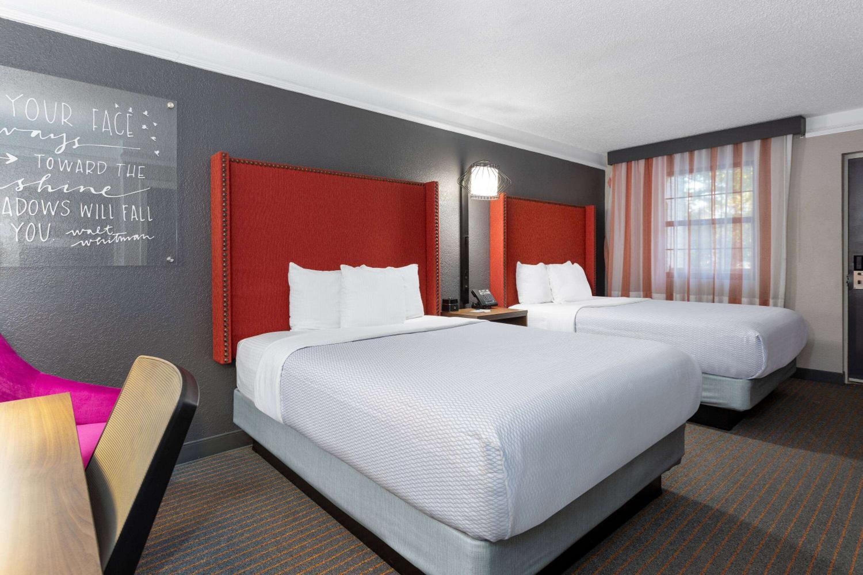 Queen Room with Two Queen Beds - Non-Smoking - Photo 2