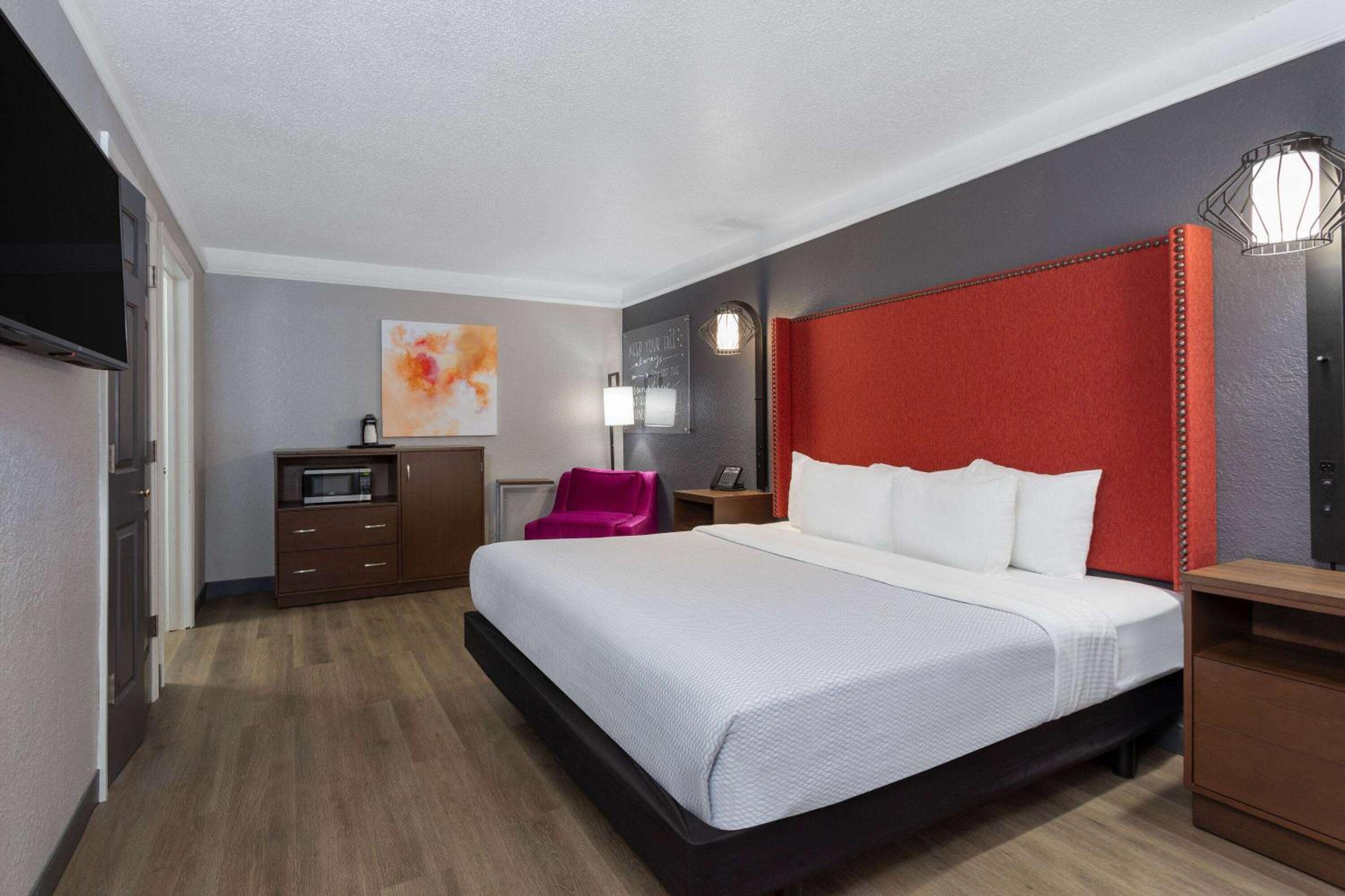 Deluxe King Suite - Non-Smoking - Photo 4