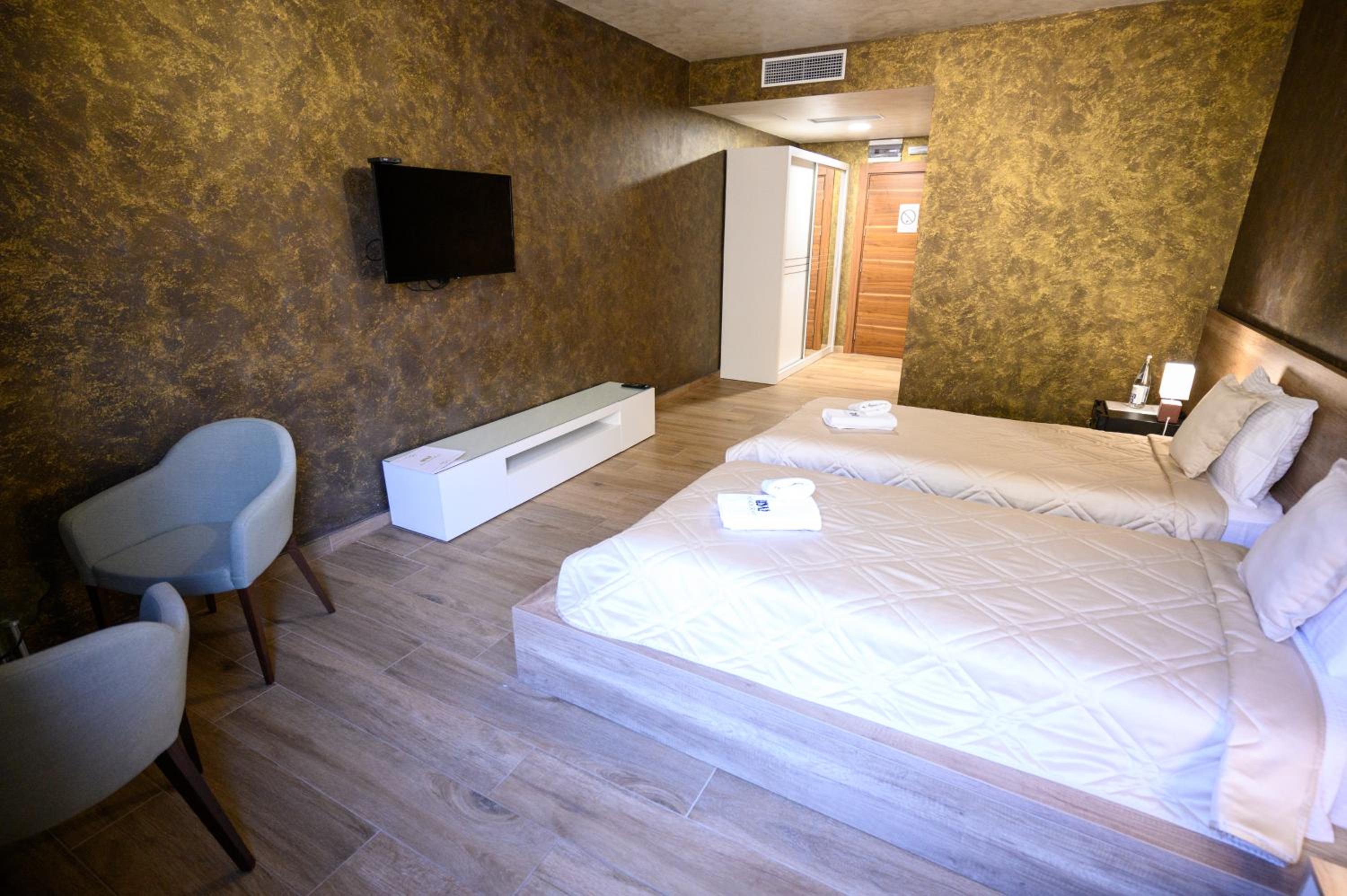 Twin Room - Photo 1