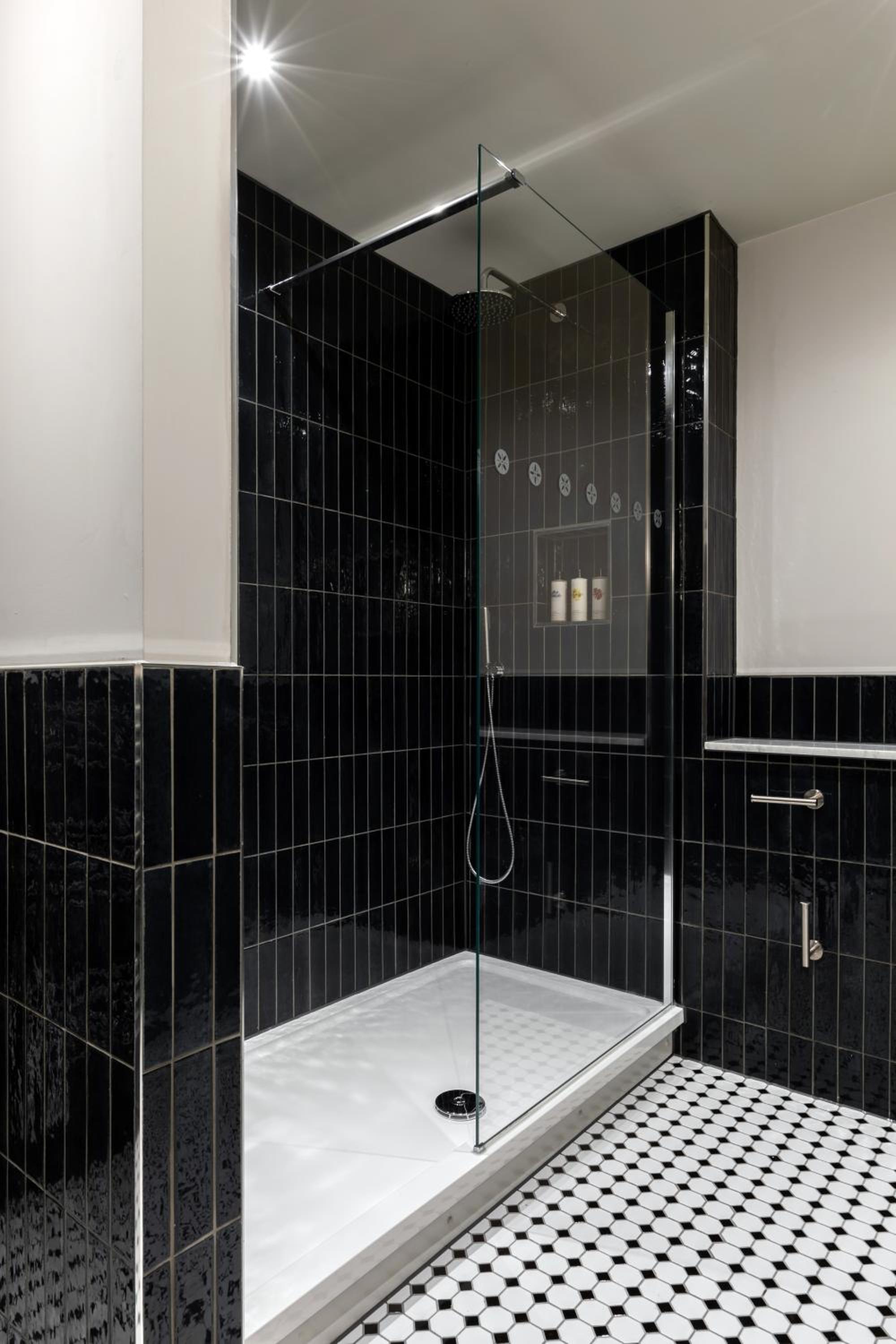 Suite - Photo 7