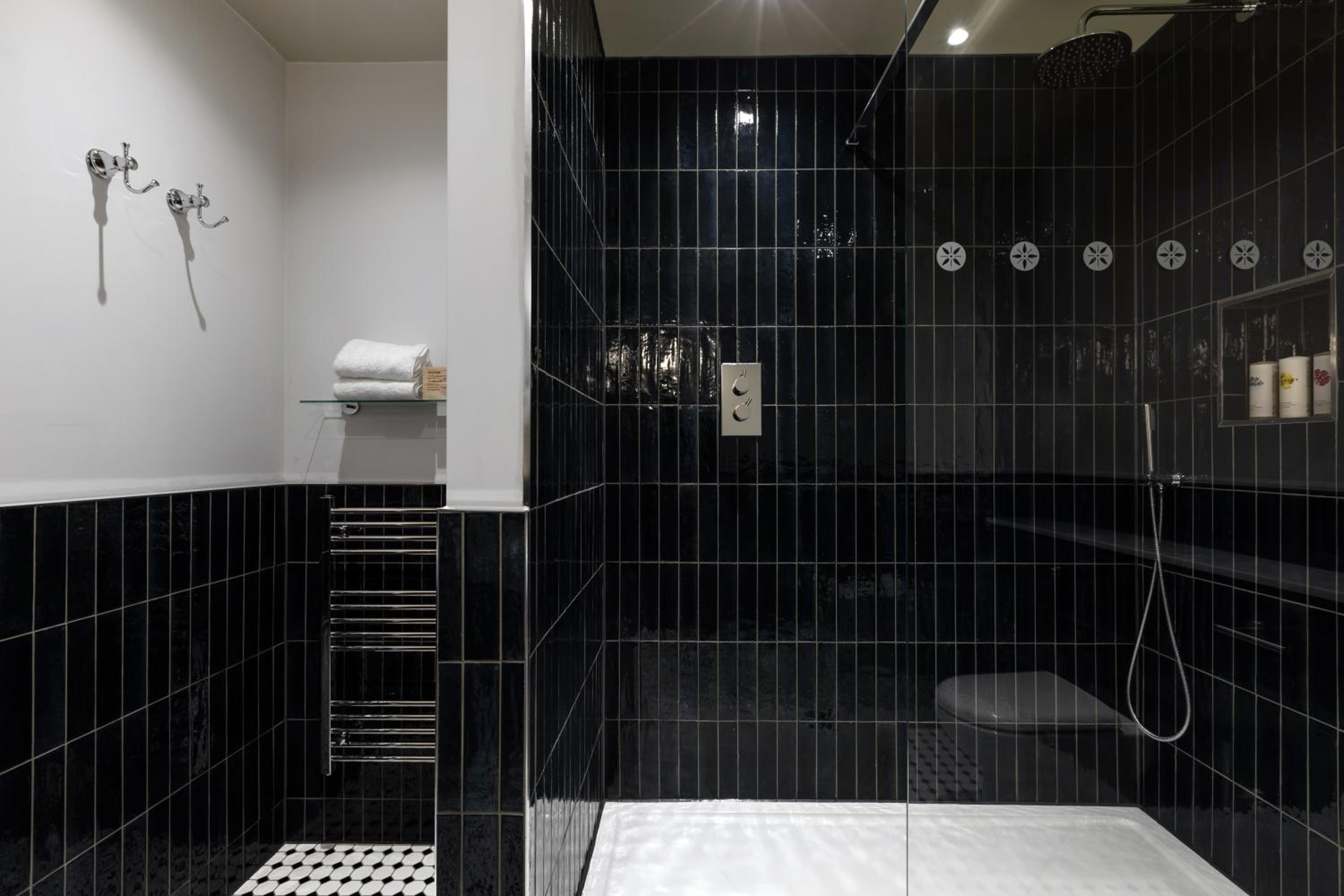 Suite - Photo 2