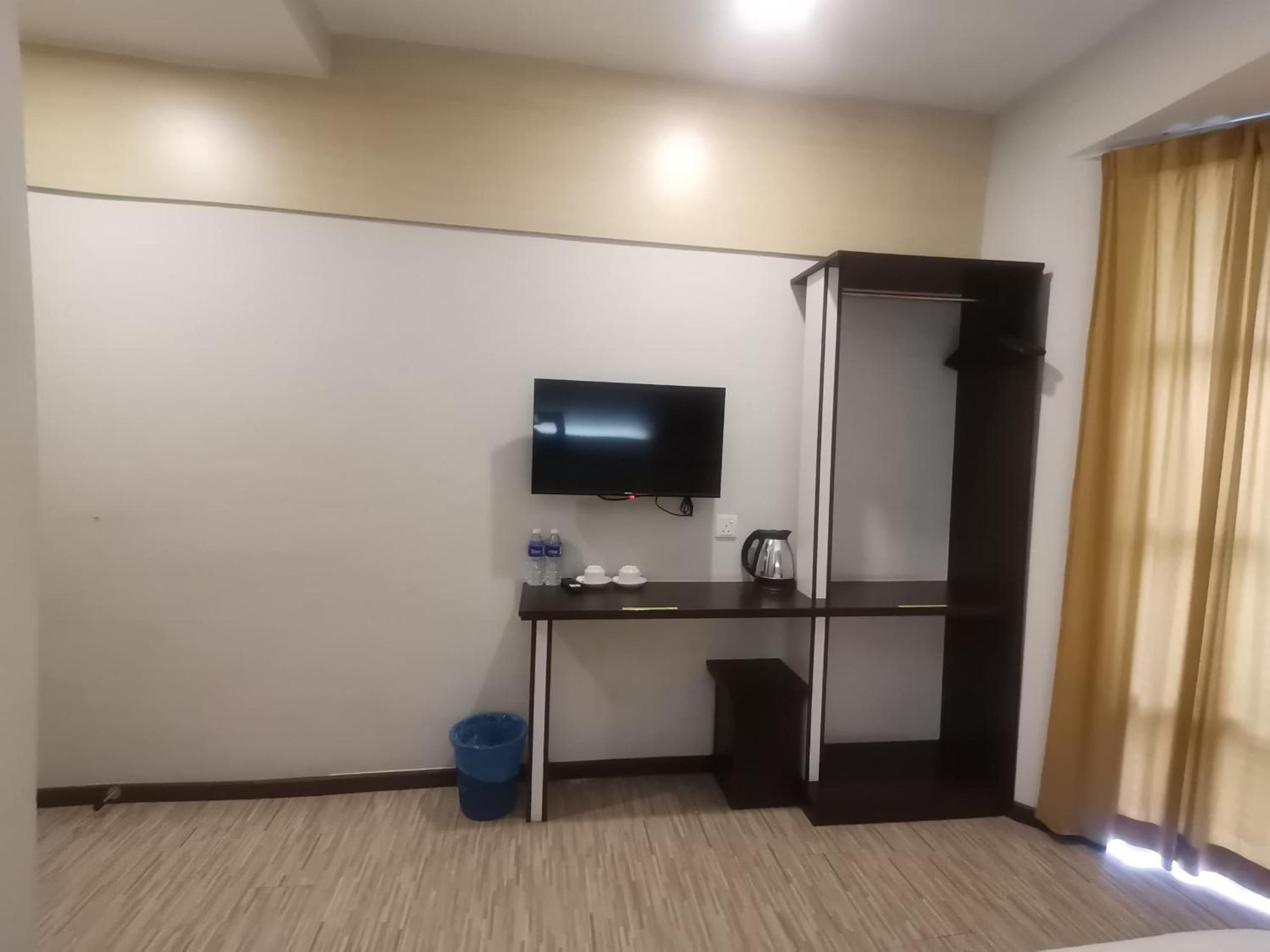 Deluxe Queen Room - Photo 8