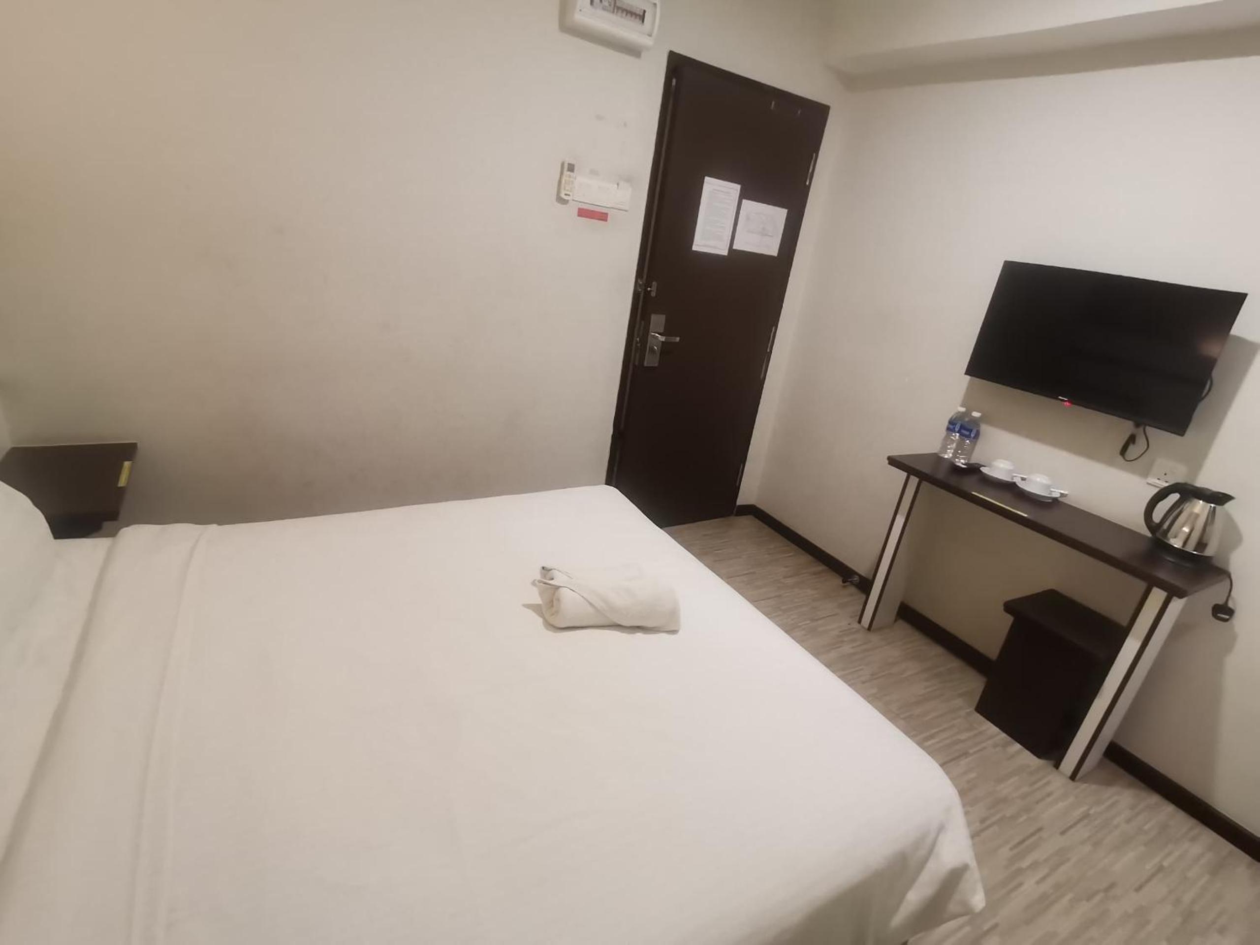 Deluxe Queen Room - Photo 7