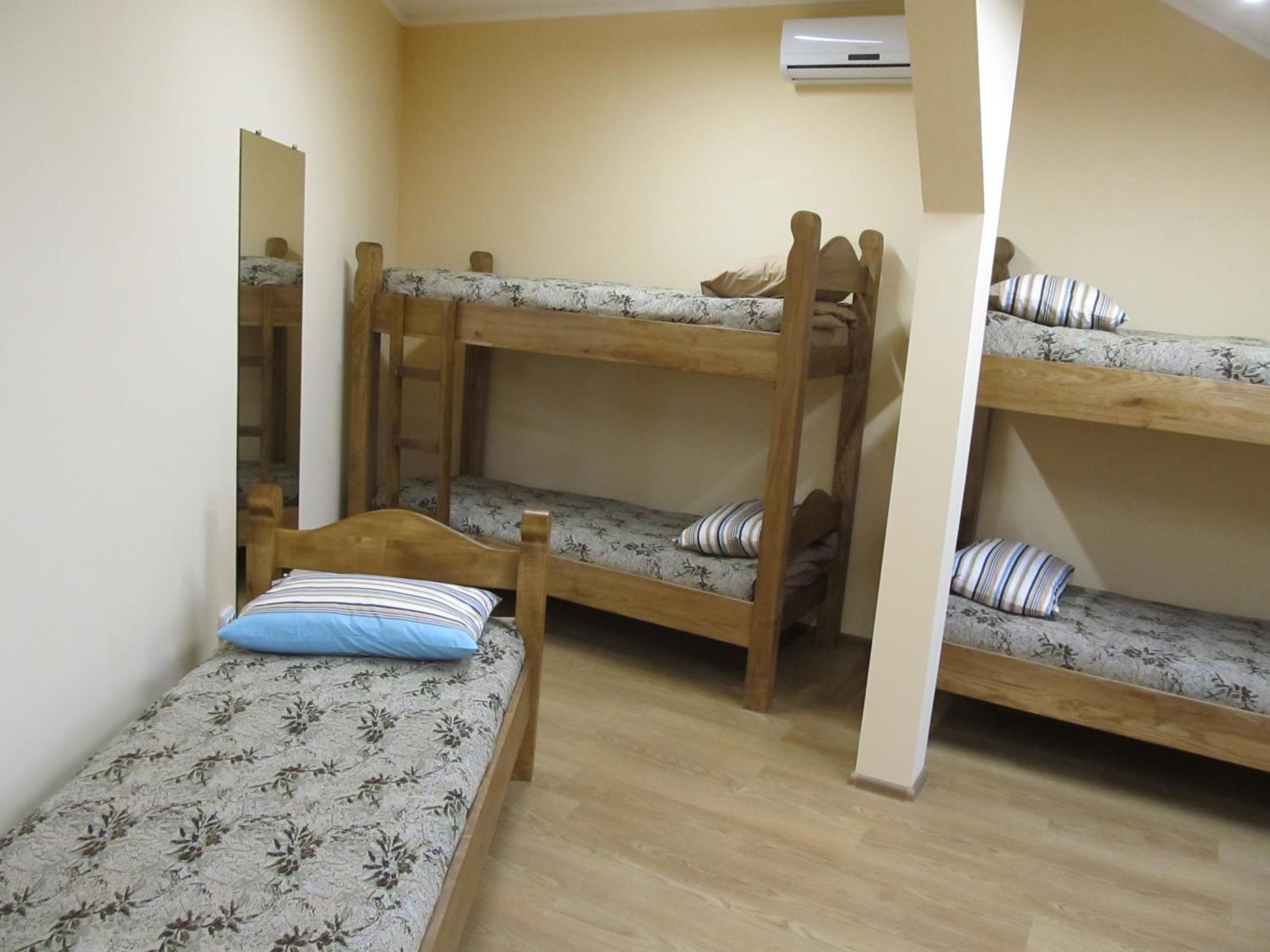 Bed in 5-Bed Dormitory Room photo 3