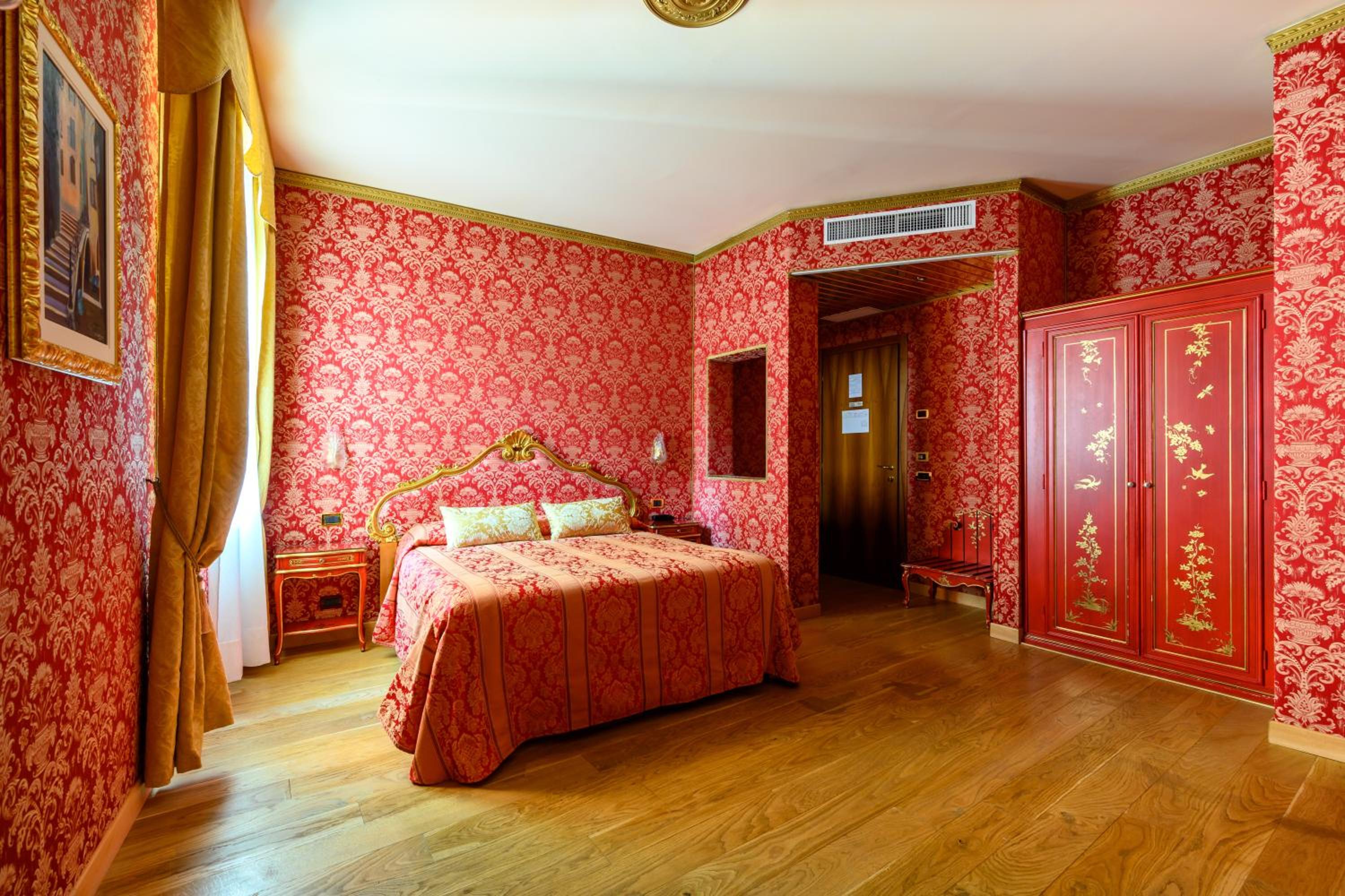 Junior Suite with Balcony and Canal View photo 1