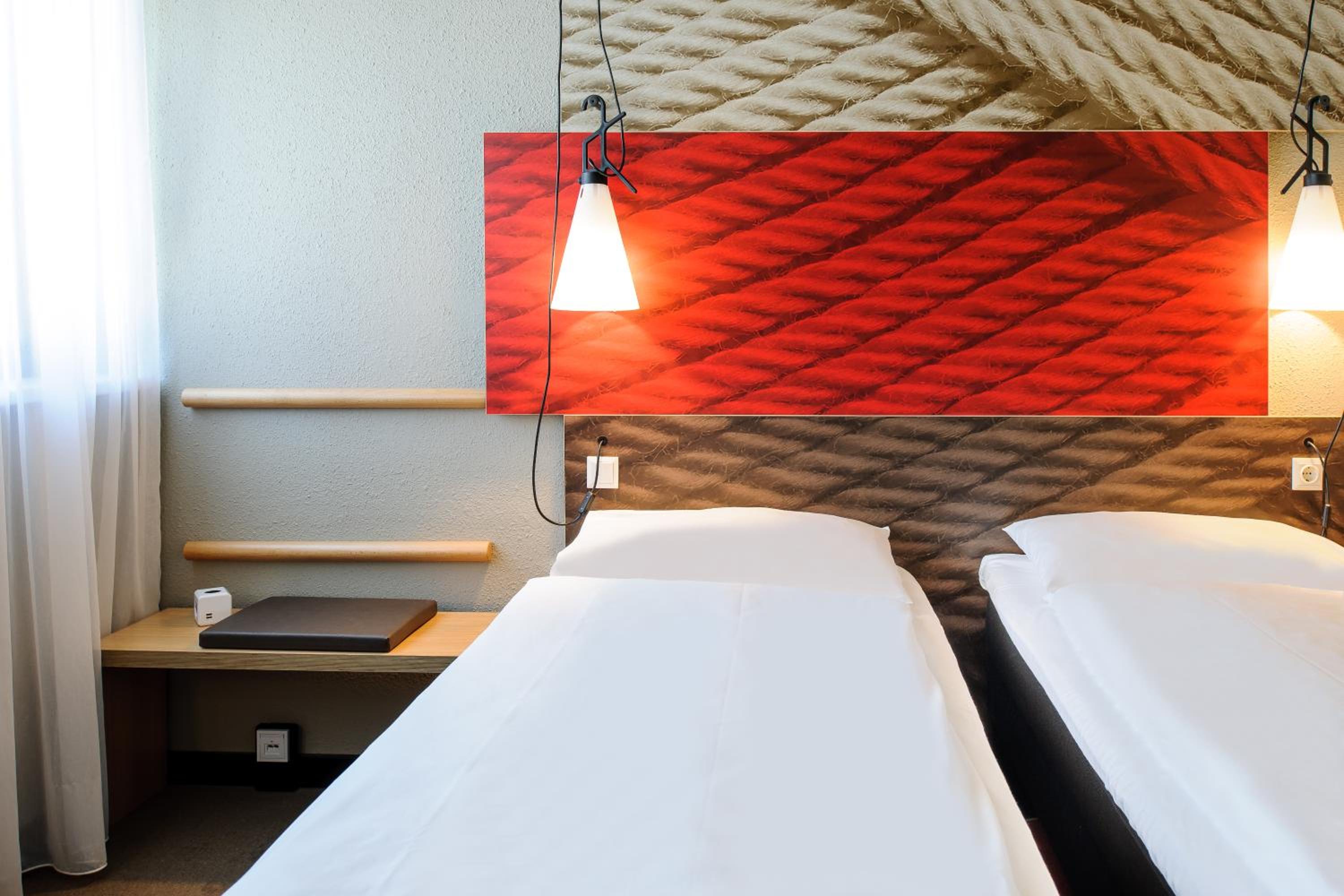 Standard Twin Room - Photo 4