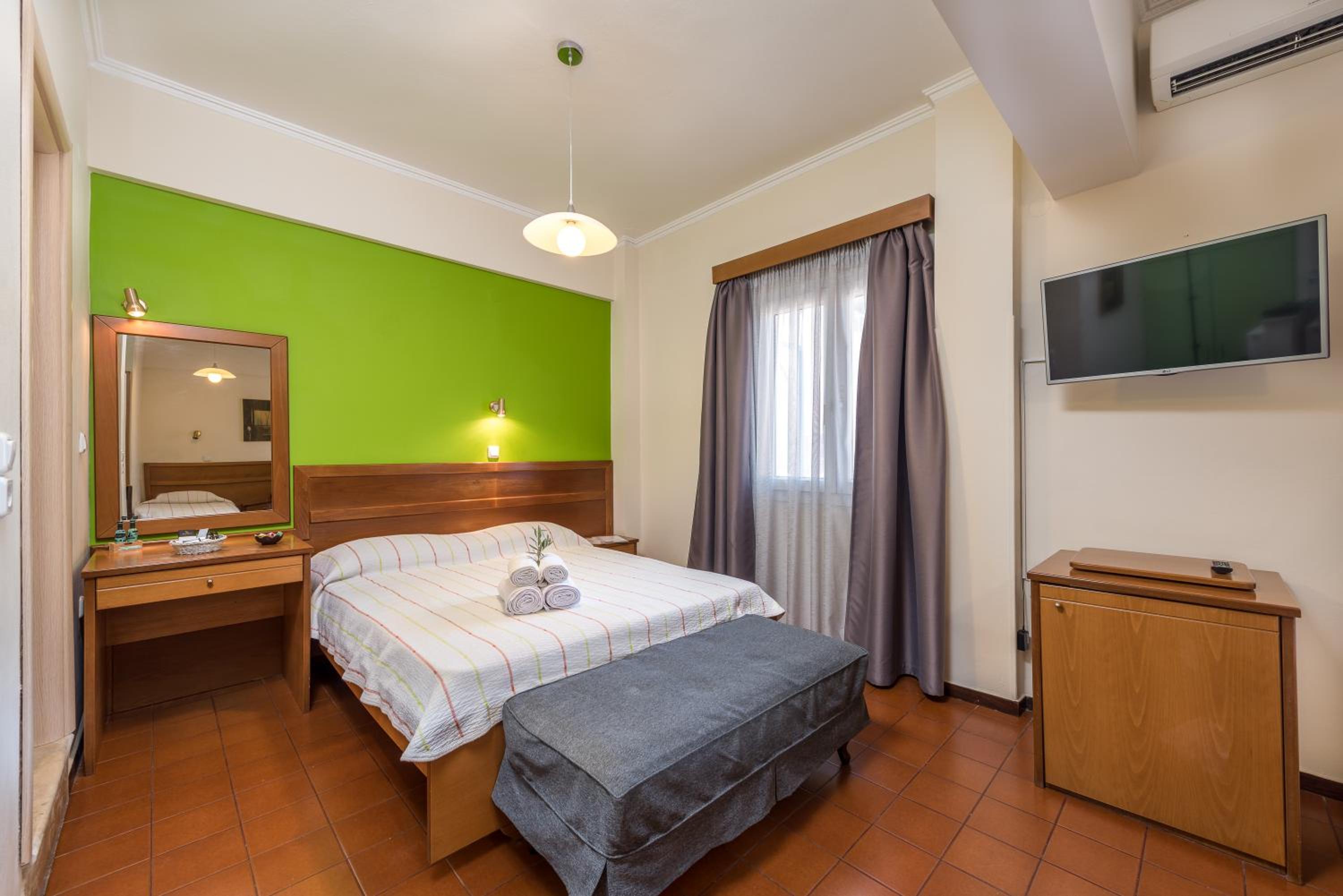 Dreibettzimmer mit Stadtblick