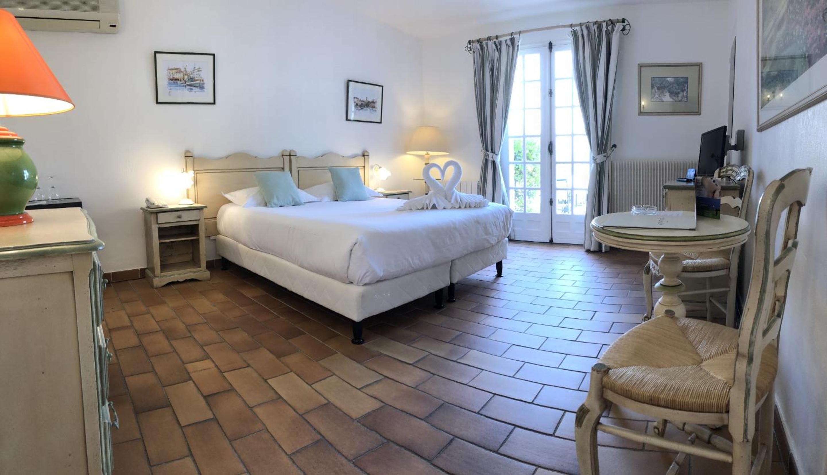 Queen Room with Pool View - Photo 1