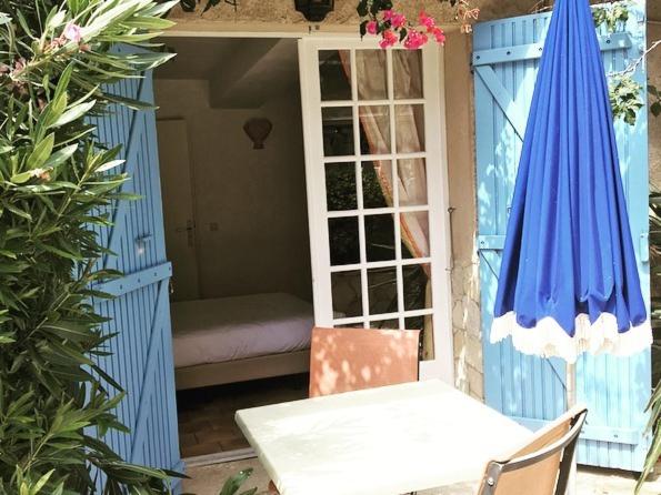 Double Room with Pool View - Photo 9