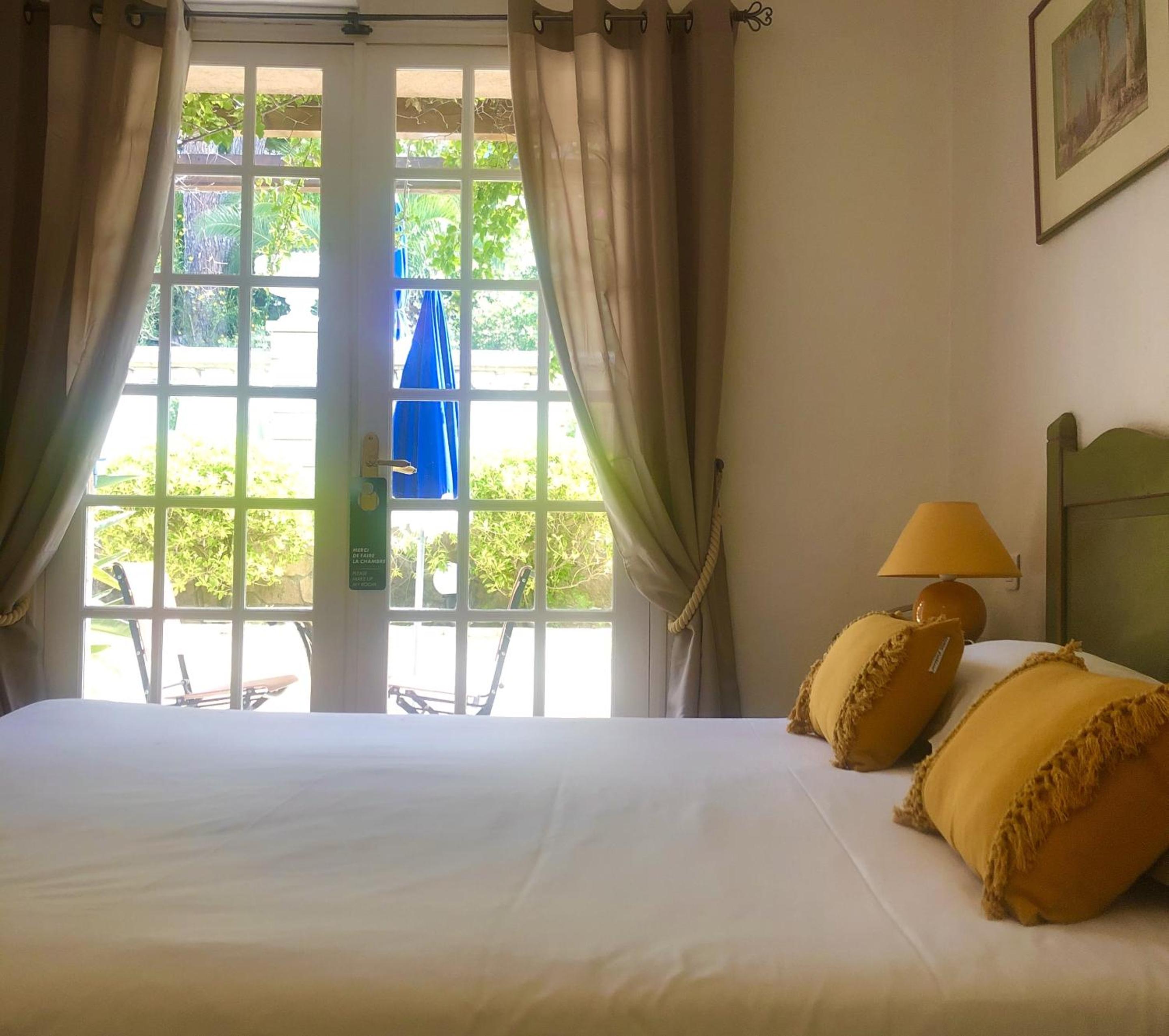 Double Room with Pool View - Photo 2