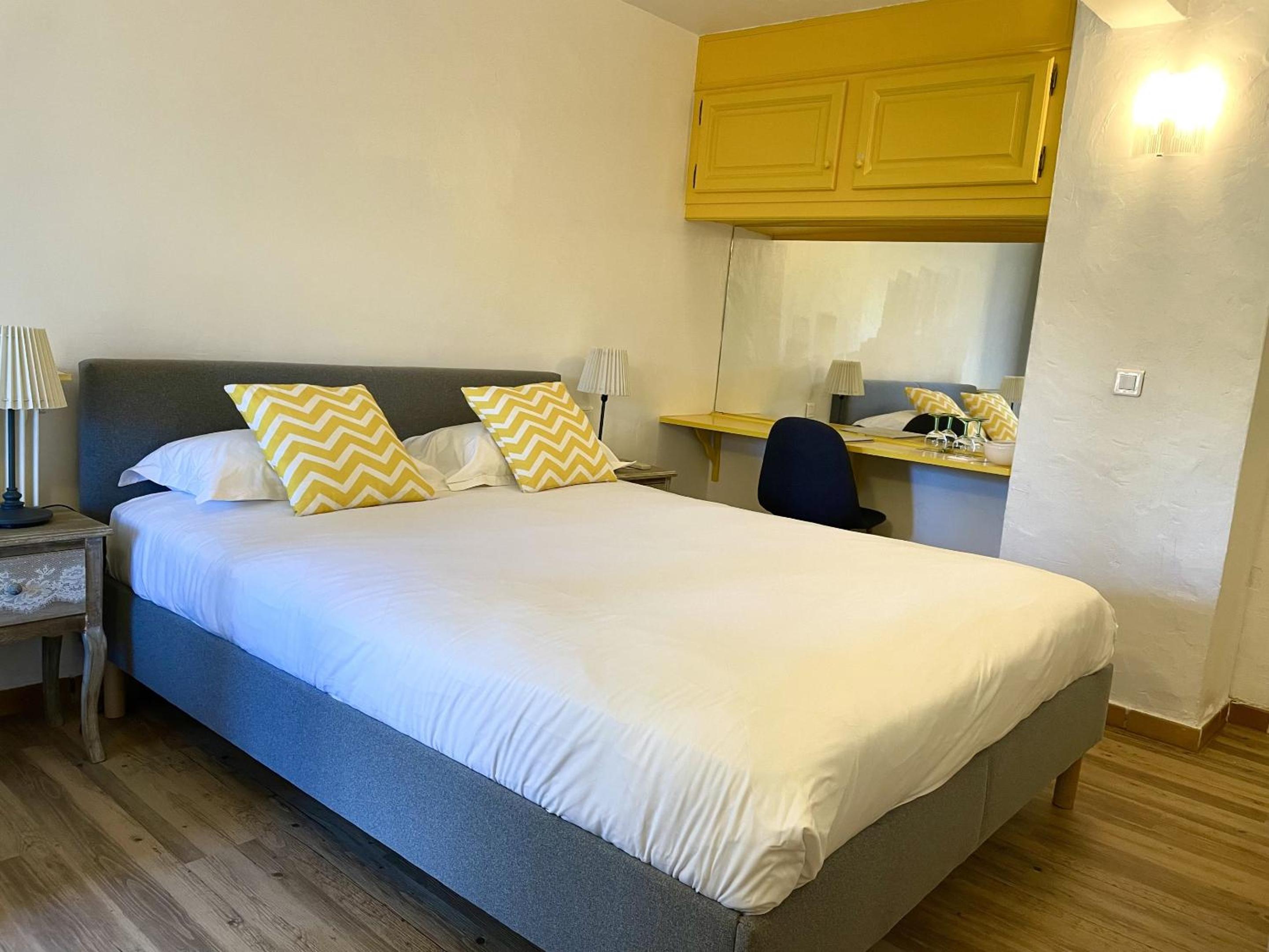 Standard Double Room - Photo 3