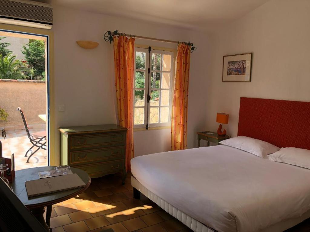Double Room with Pool View - Photo 8