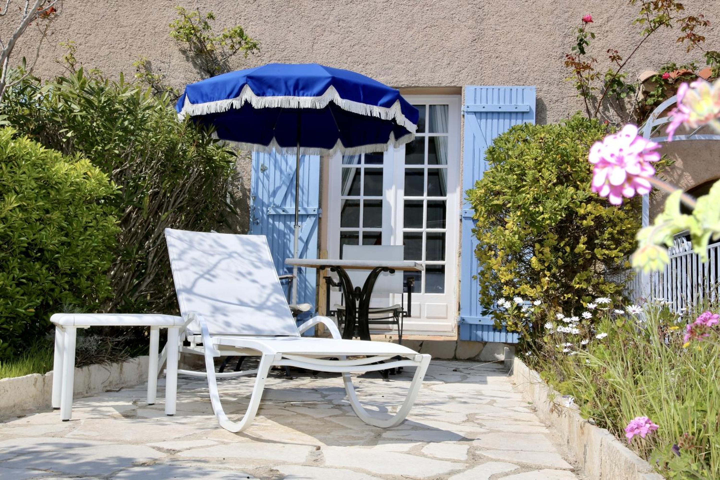 Queen Room with Pool View - Photo 5
