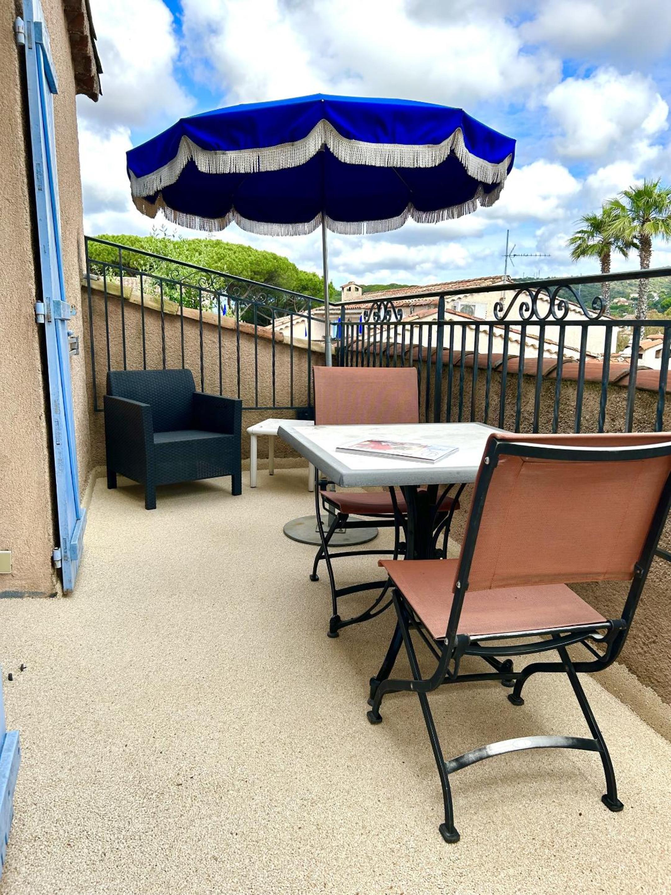 Queen Room with Pool View - Photo 7
