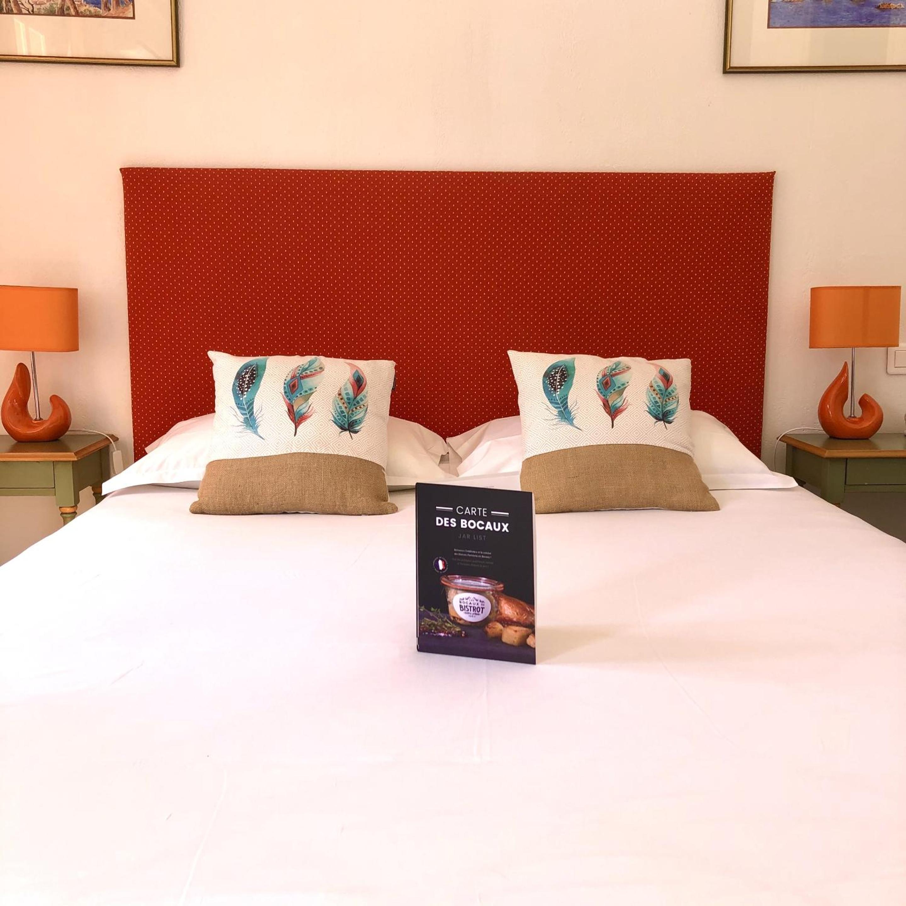 Double Room with Pool View - Photo 4