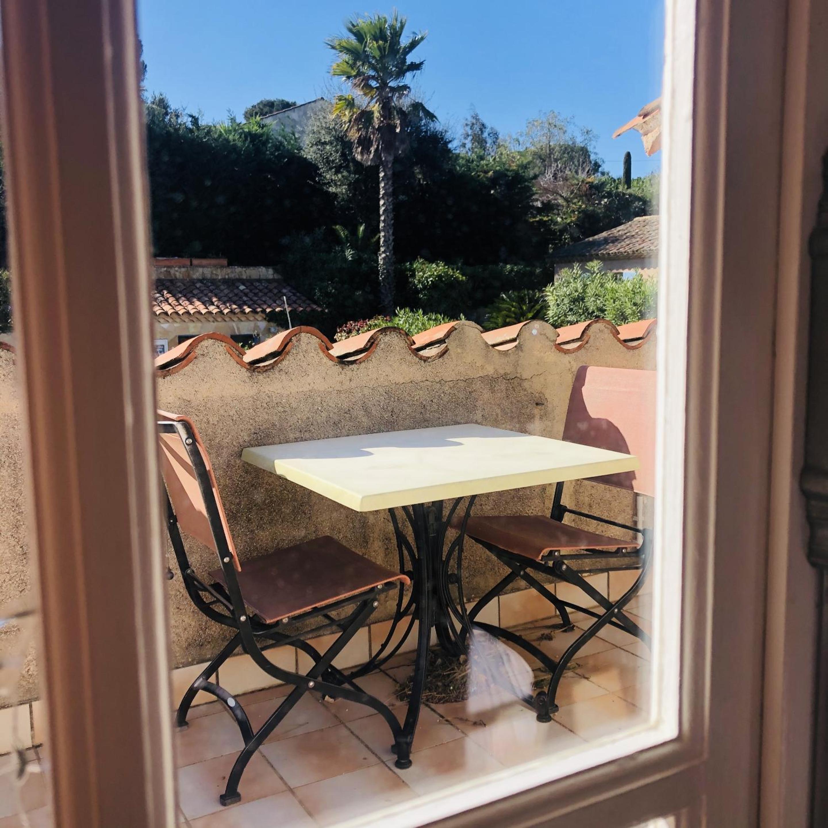 Double Room with Pool View - Photo 5